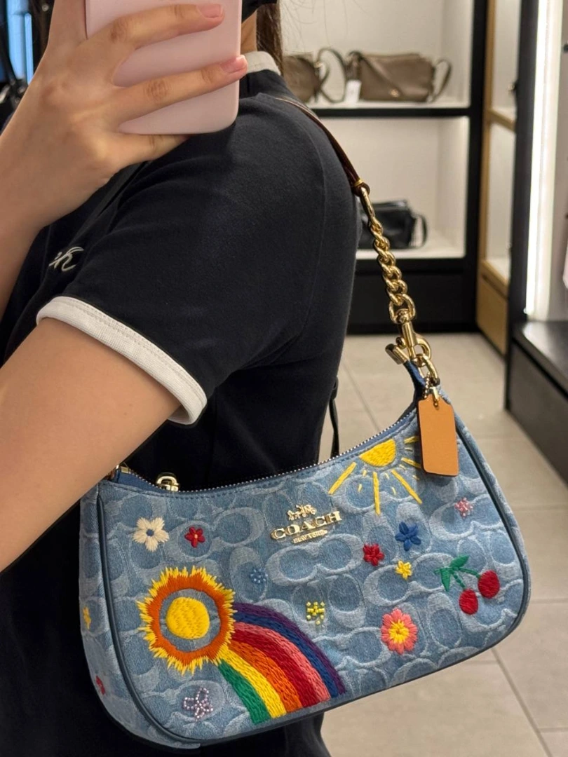 Anak gaul Jakarta, kumpul! Nongkrong di Plaza Indonesia bukan cuma shopping, tapi juga liat pameran 6