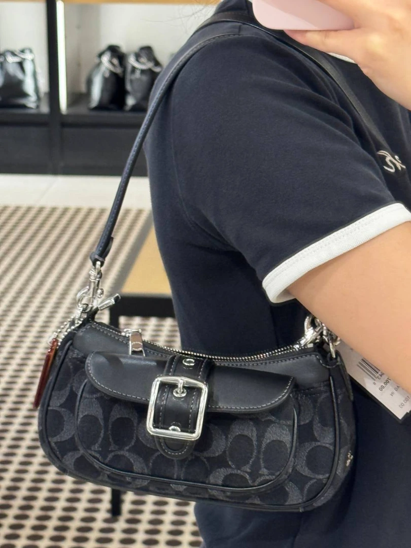 Anak gaul Jakarta, kumpul! Nongkrong di Plaza Indonesia bukan cuma shopping, tapi juga liat pameran 5