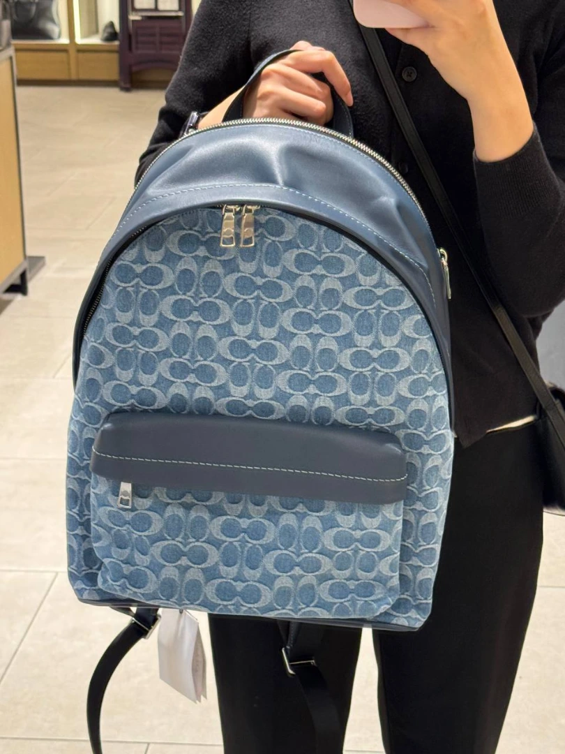 Anak gaul Jakarta, kumpul! Nongkrong di Plaza Indonesia bukan cuma shopping, tapi juga liat pameran 4