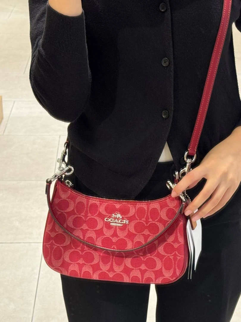 Anak gaul Jakarta, kumpul! Nongkrong di Plaza Indonesia bukan cuma shopping, tapi juga liat pameran 3