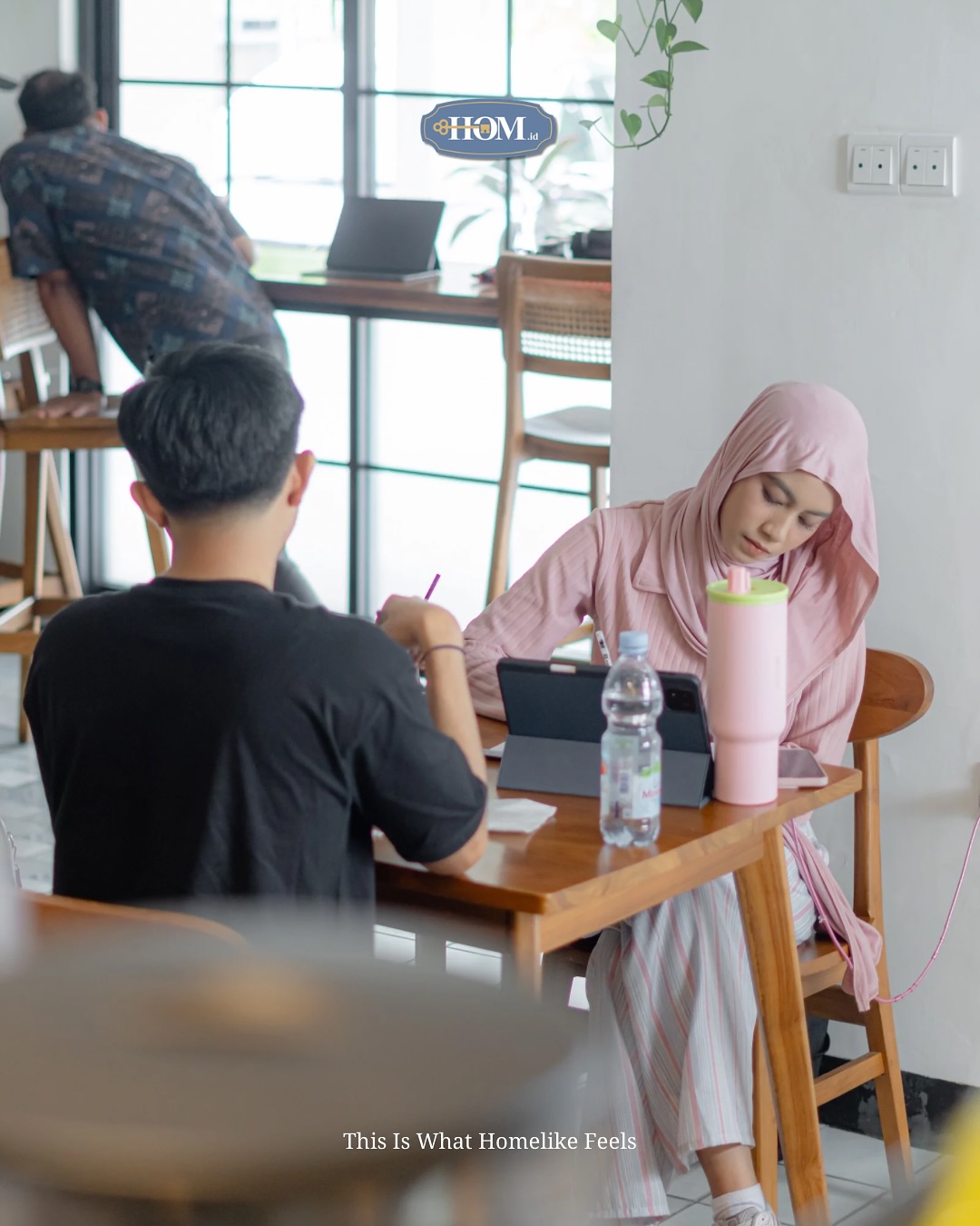 Kaum introvert & WFC, merapat! 'Rumah' di komplek Padang ini super chill, saking tenangnya bisa denger detak jantung. 3