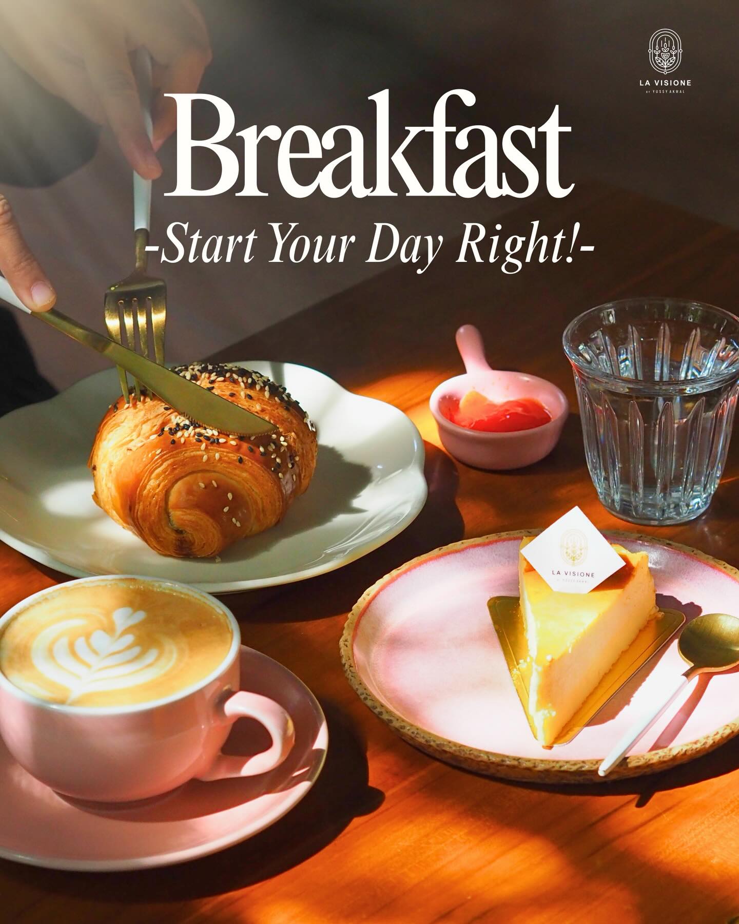 Kafe di Lampung ini khusus cewek doang, croissant-nya **mantap** parah! Tapi kok mbaknya kayak jutek gitu ya? 🤔 2