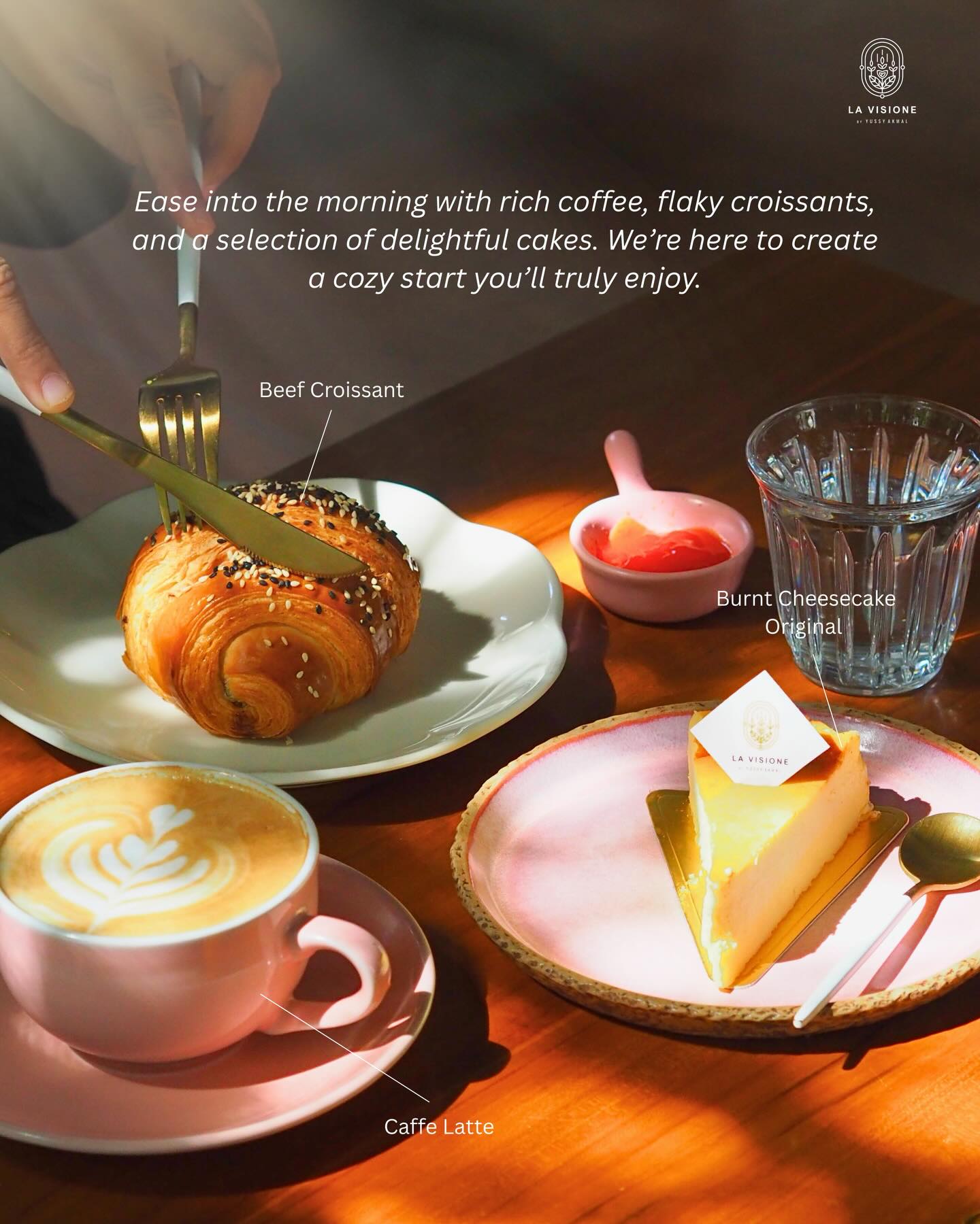 Kafe di Lampung ini khusus cewek doang, croissant-nya **mantap** parah! Tapi kok mbaknya kayak jutek gitu ya? 🤔 3