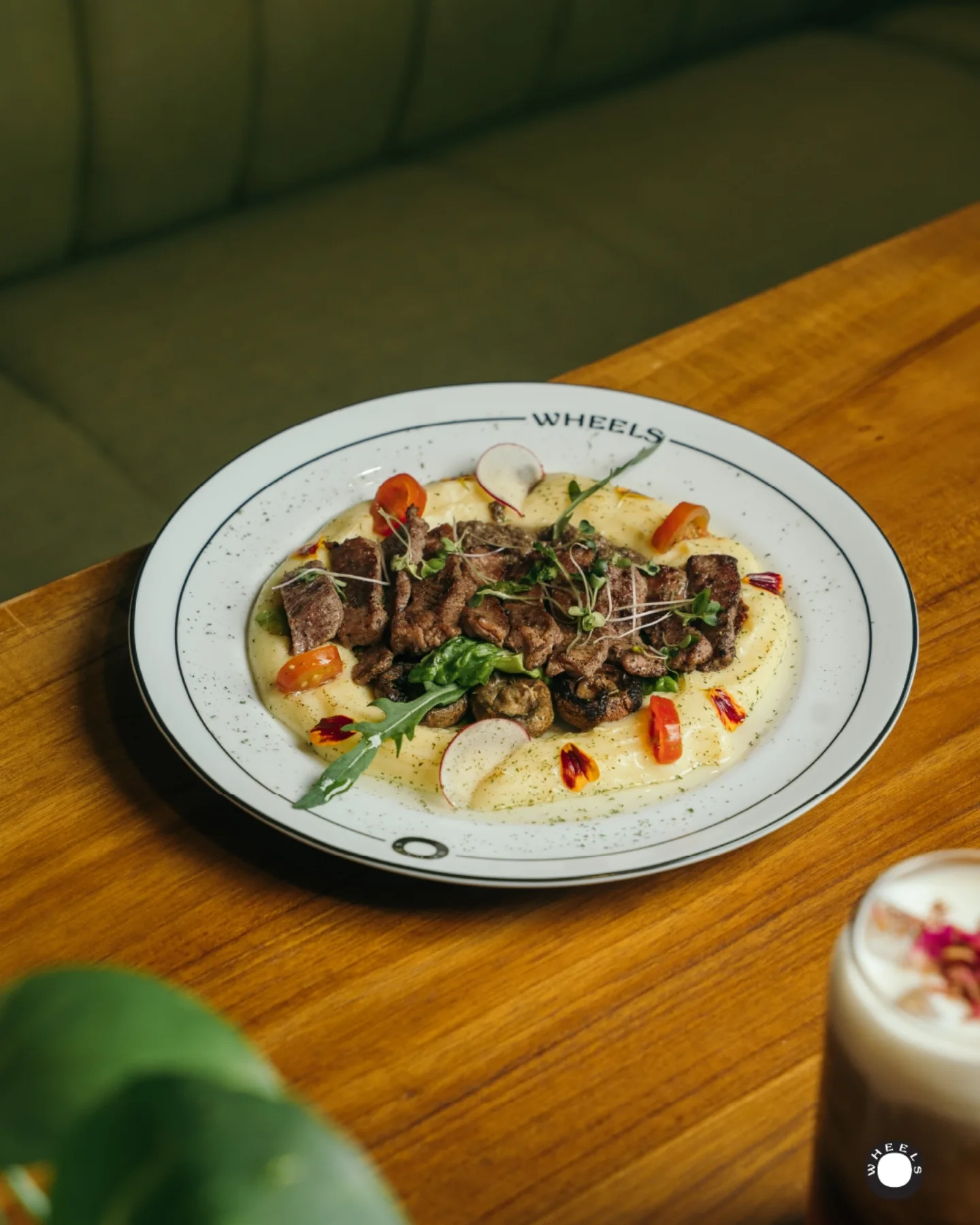 Cafe Raksasa di Bintaro: Tempatnya Mantap buat Nongkrong, Makanan B Aja? Wajib Baca Ini Dulu Sebelum Pesen 2