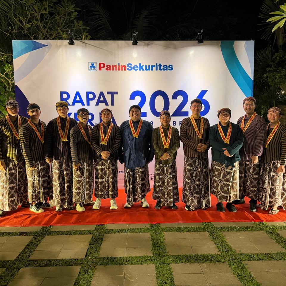 Gak ada AC & WiFi, isinya asep doang... Kok bisa sih tempat nongkrong lokal di Samarinda ini tetep mantap sampe setengah abad? 🤔 3