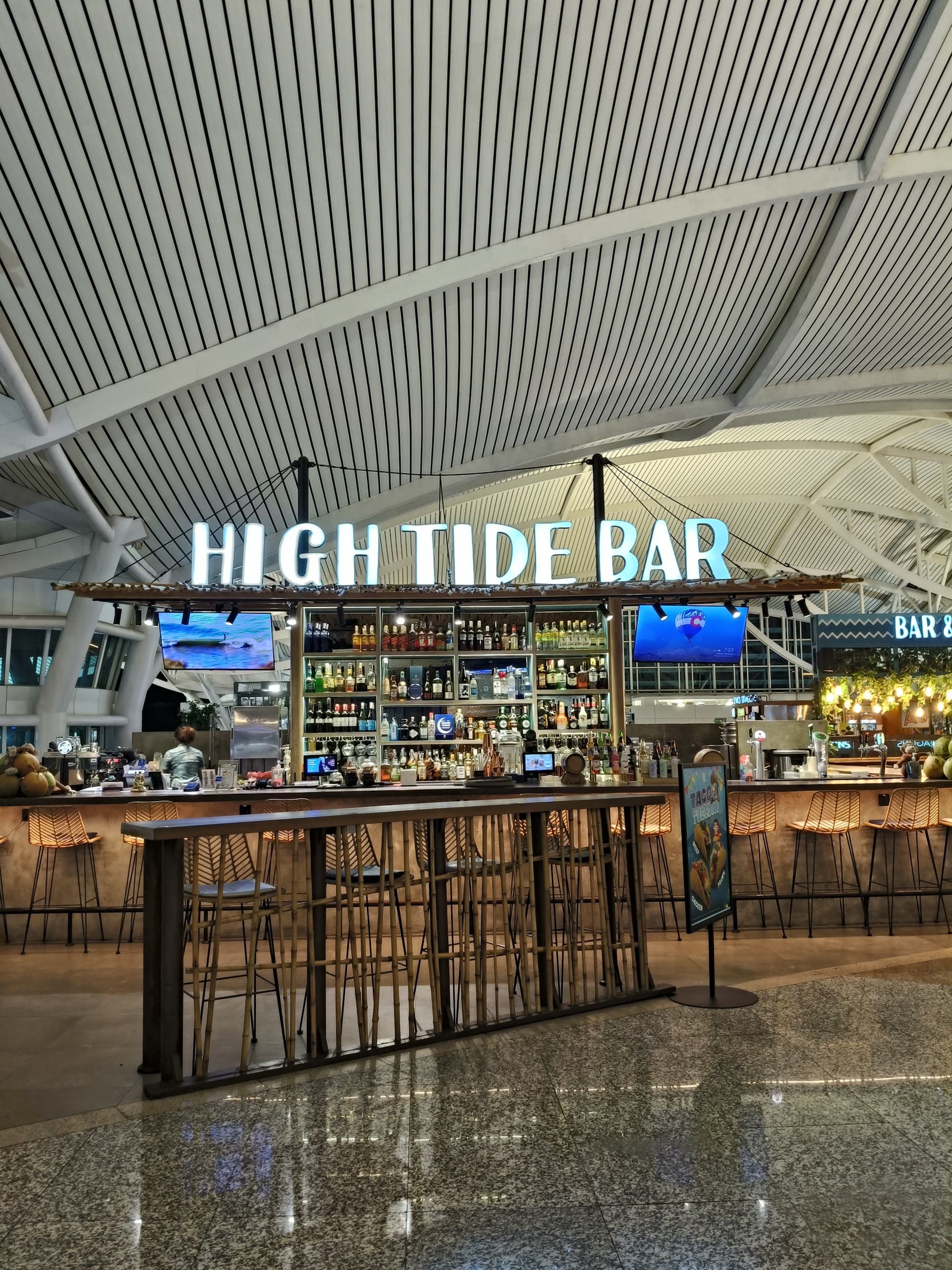 High Tide Bar - Bandar Udara Internasional I Gusti Ngurah Rai 5