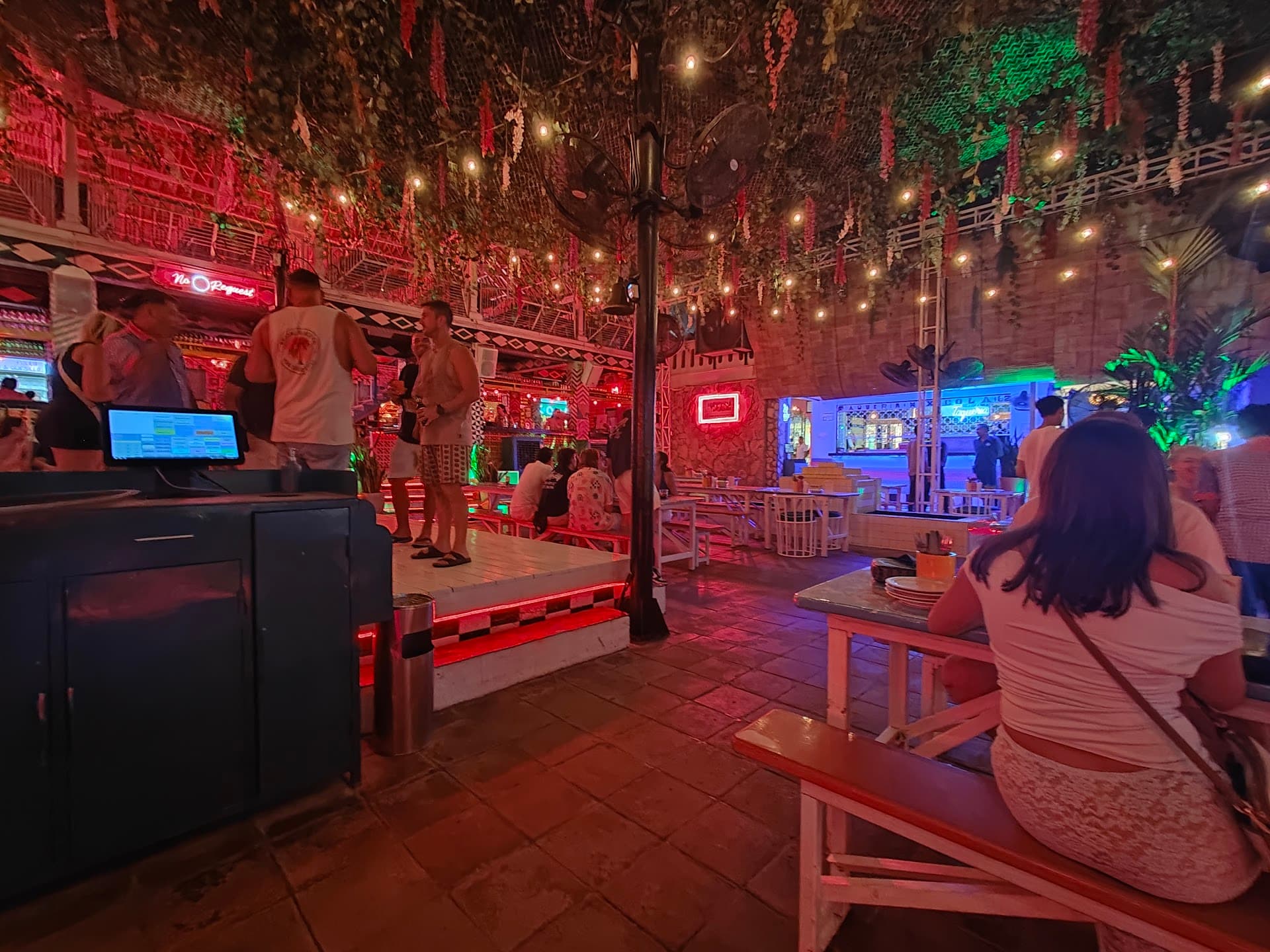 Wajib tahu sebelum nongkrong di Motel Mexicola! Datang lewat jam 9:30, siap-siap dompet & lutut jebol 7