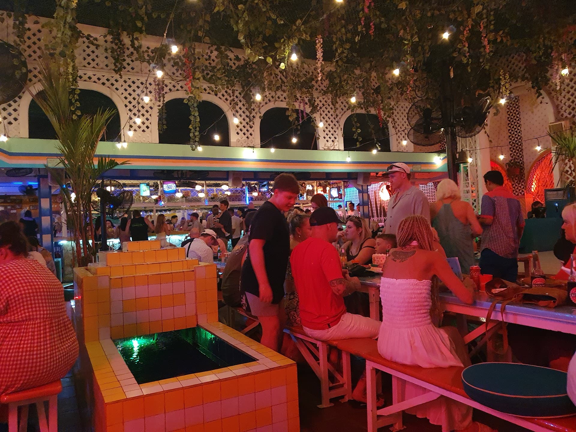 Wajib tahu sebelum nongkrong di Motel Mexicola! Datang lewat jam 9:30, siap-siap dompet & lutut jebol 3