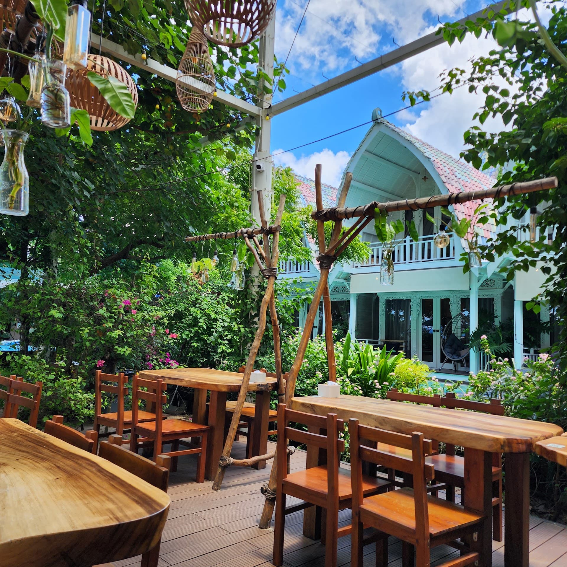 Mambo Beach Restaurant | Beach Bar & Cafe Nusa Penida 4