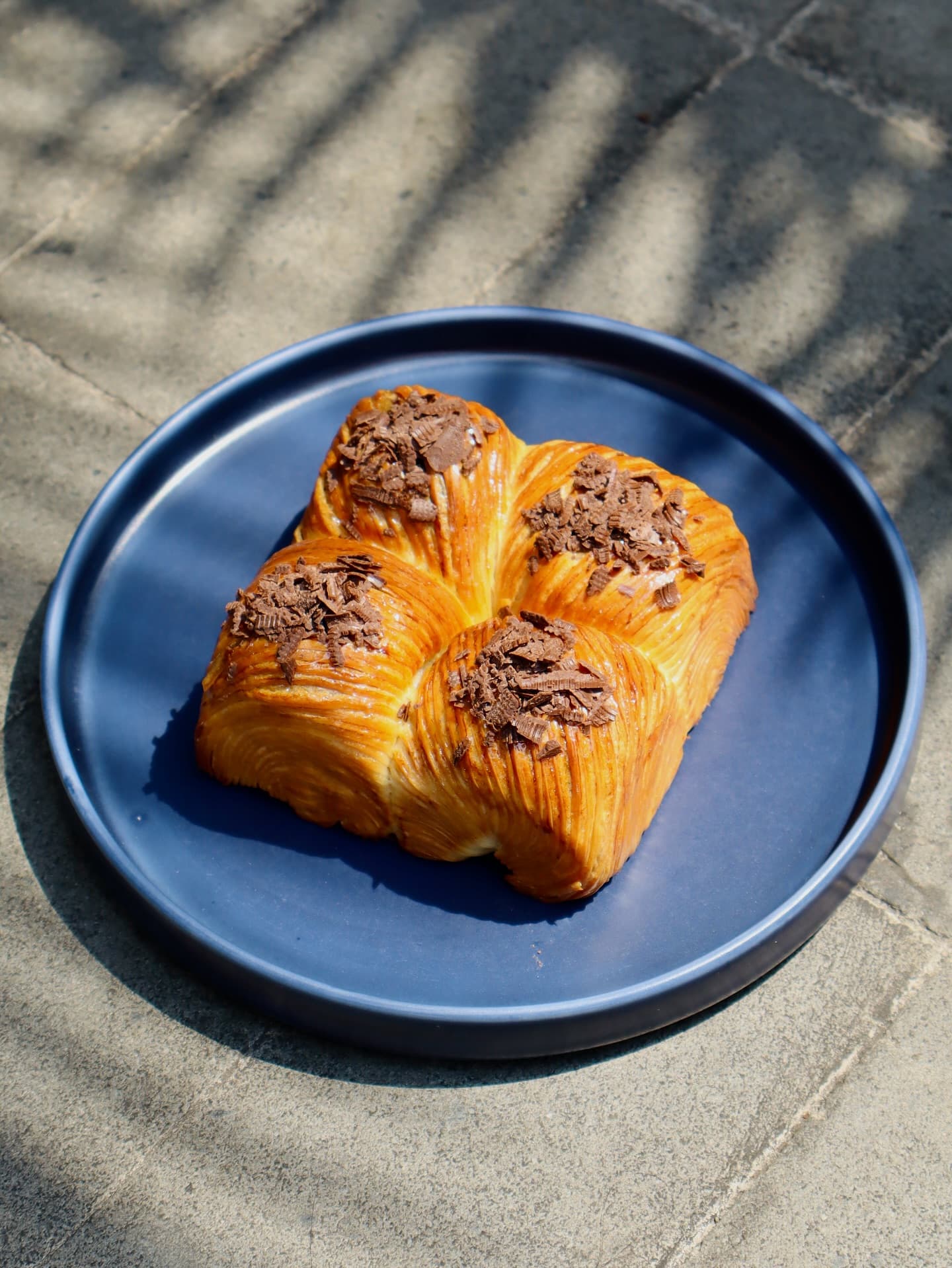 Pawrents Jakarta, kumpul! Cafe ini nggak cuma bolehin anjing nongkrong, tapi juga bikinin scrambled egg buat anabul