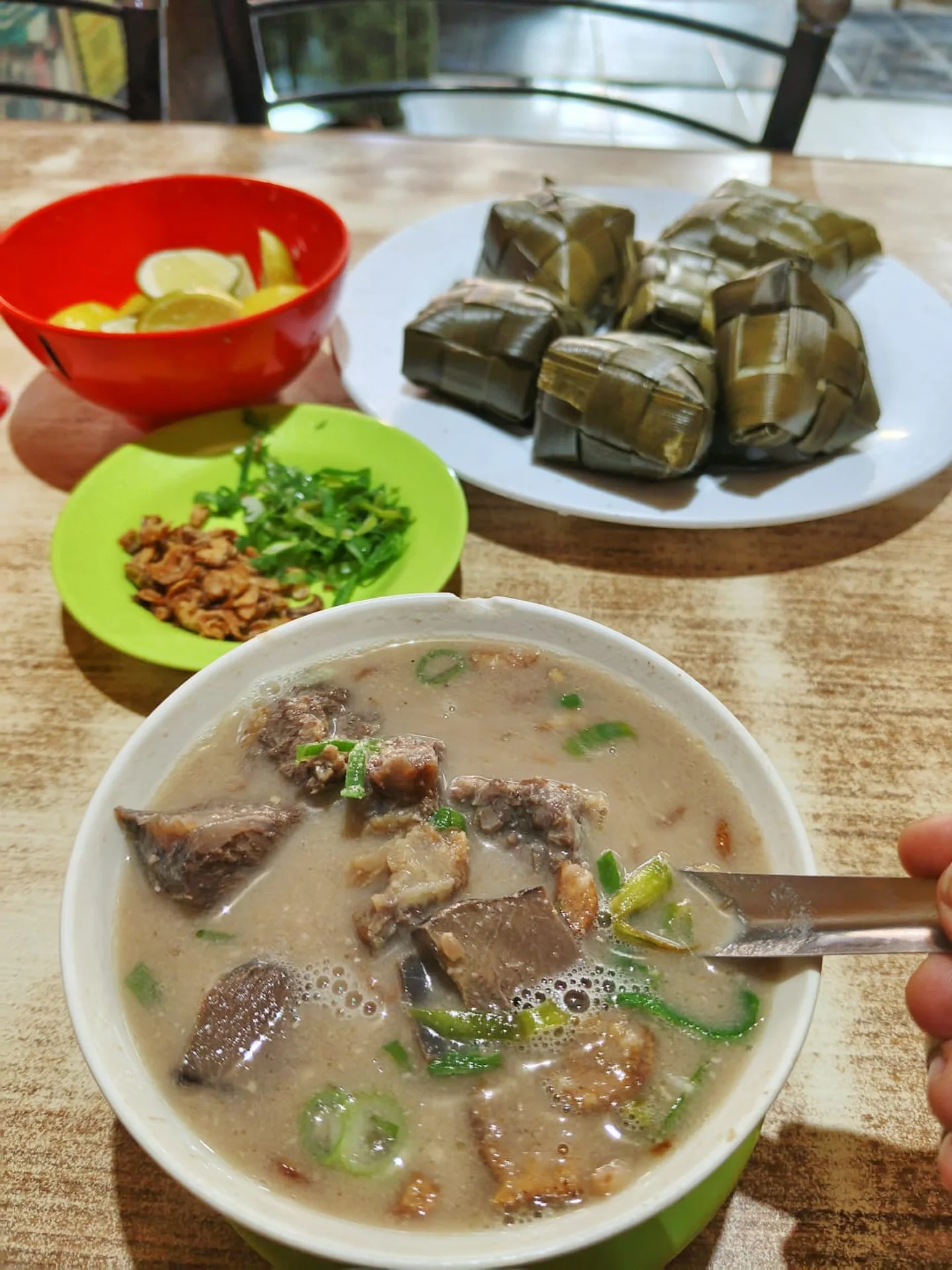 Nggak nyampe 10rb seorang, tapi Coto Makassar ini mantap banget sampe bikin kesel juga worth it