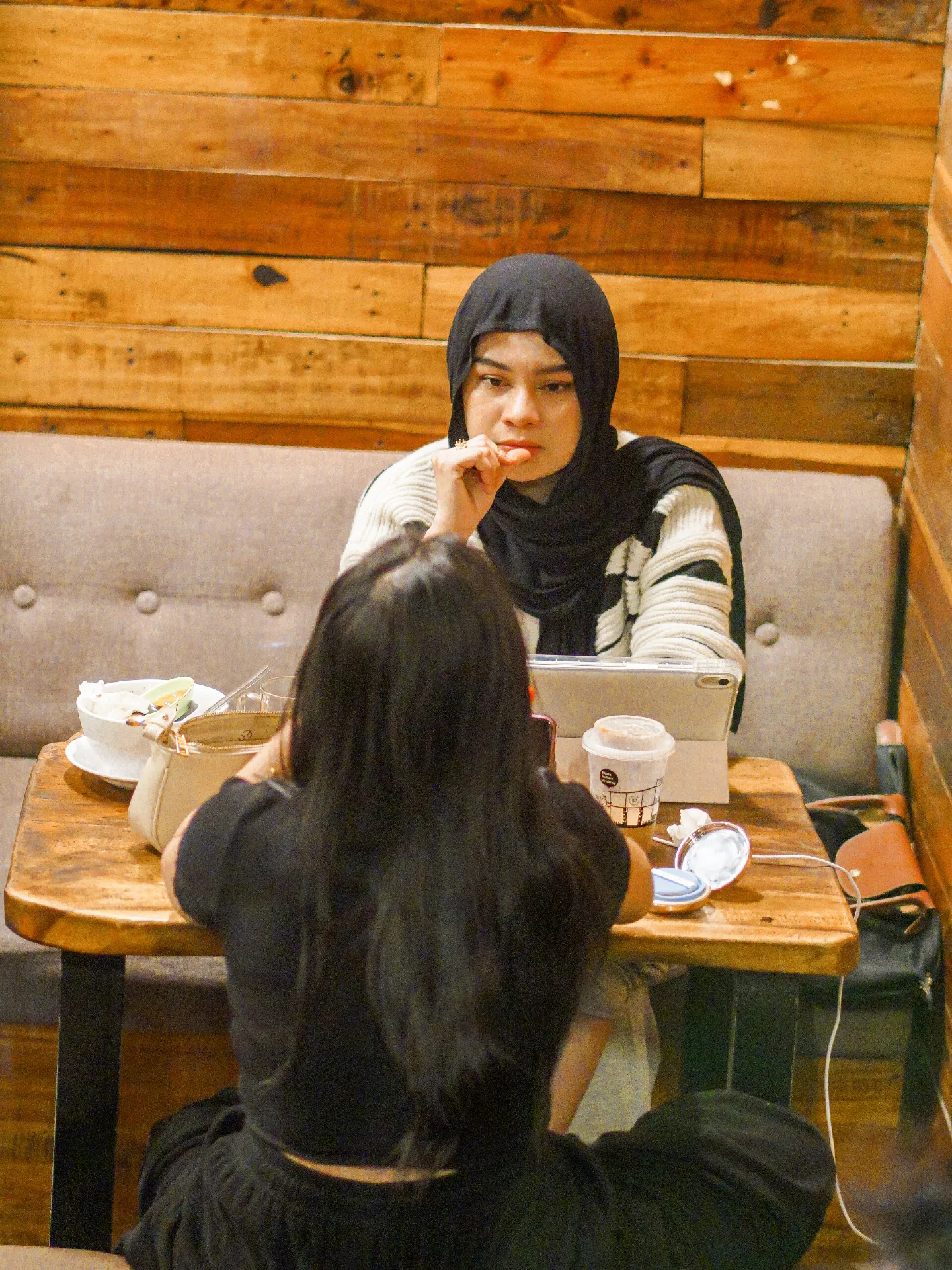 谁说望加锡没有夜生活?这家24小时咖啡馆的“烟火气”有点重 4