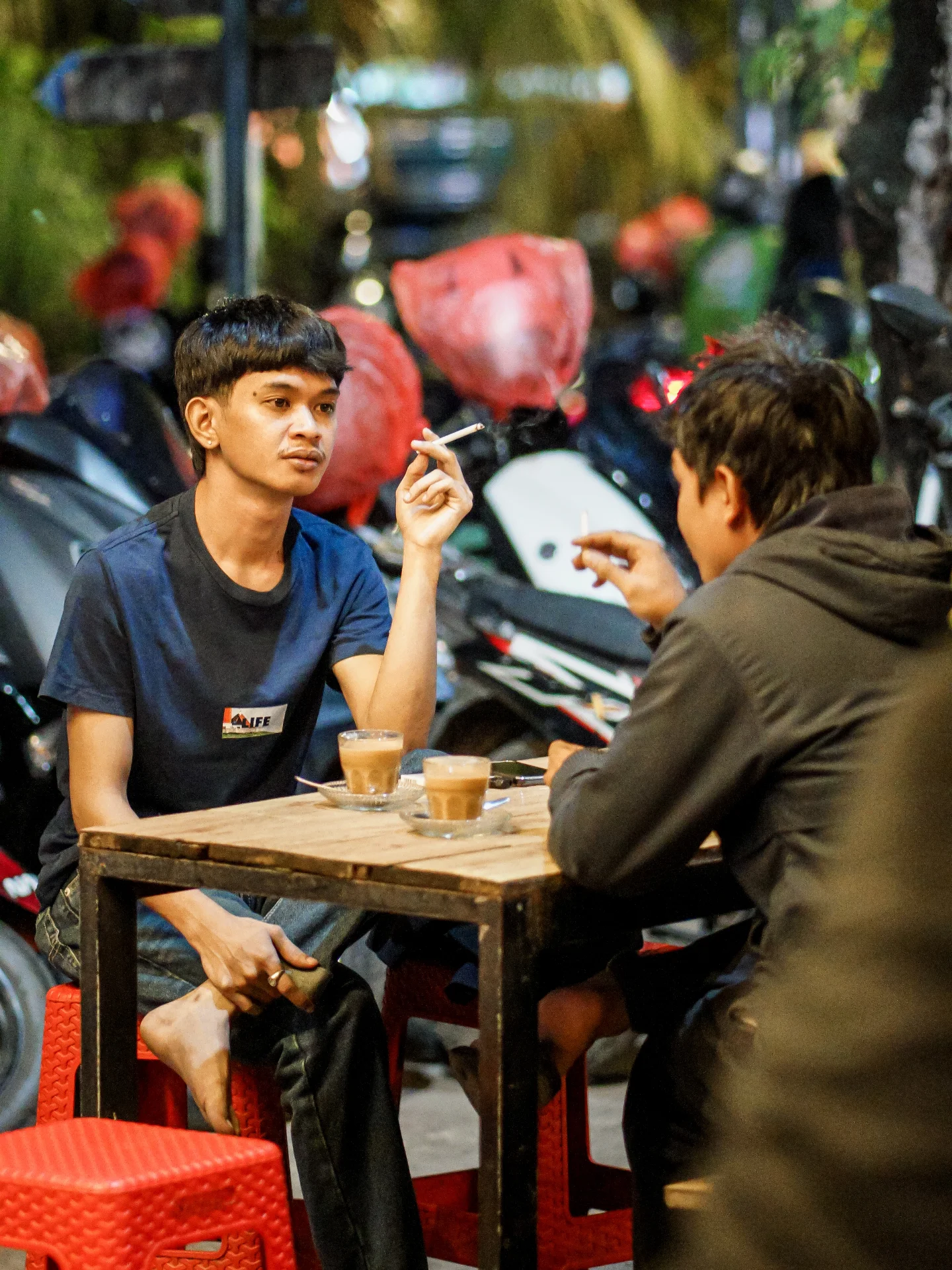 谁说望加锡没有夜生活?这家24小时咖啡馆的“烟火气”有点重