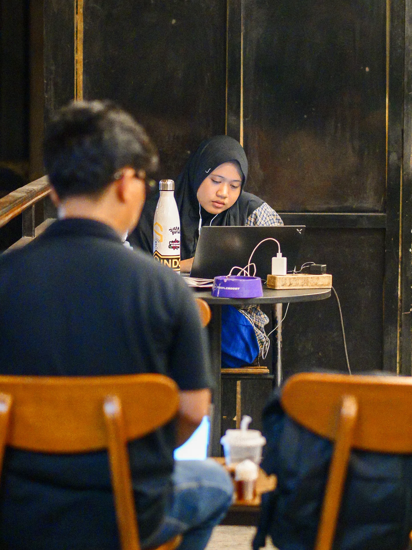 谁说望加锡没有夜生活?这家24小时咖啡馆的“烟火气”有点重 6