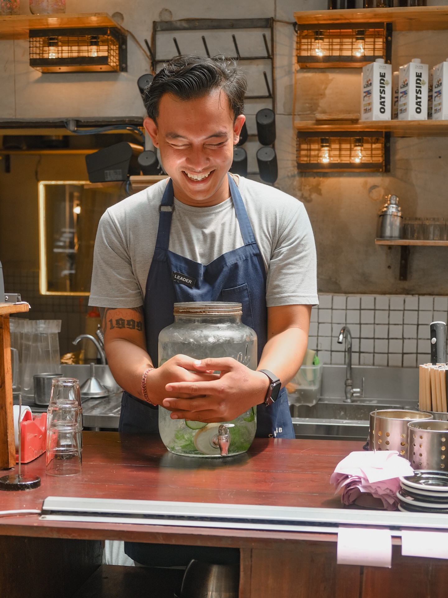 Don't drive here! This God-Tier Cafe in Kuta's alley, Lokal all walk there. 5