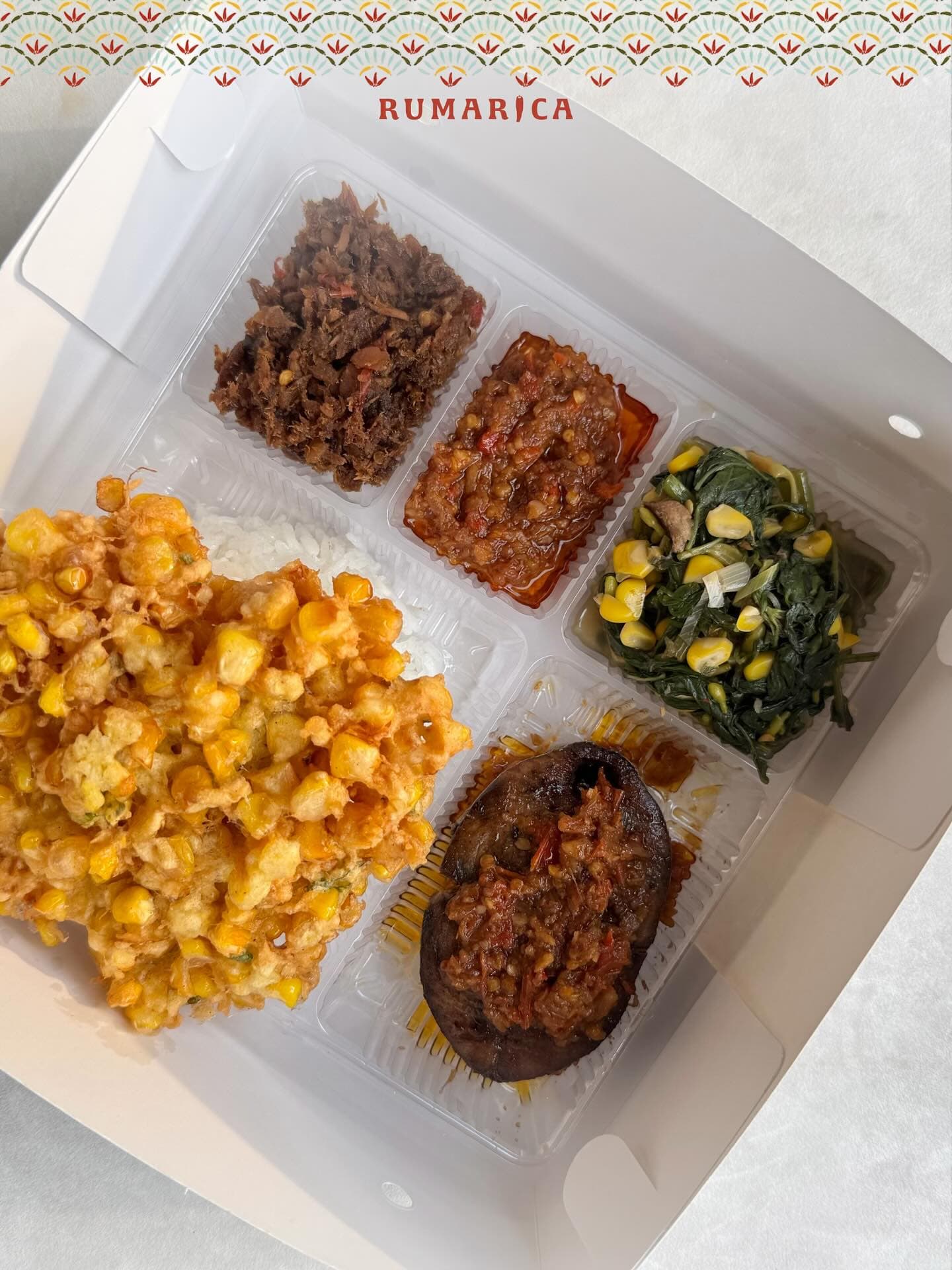 雅加达这家店名骗人!写着只送外卖,里面却坐满了人