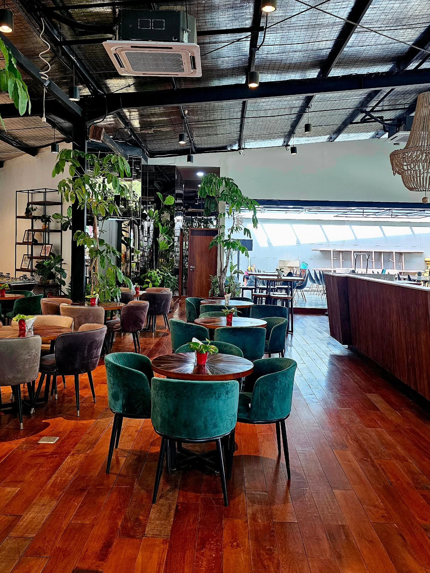 AC nggak nyala, kopi kayak air 🥵 Kok bisa tempat Nongkrong di SCBD ini viral banget? 4