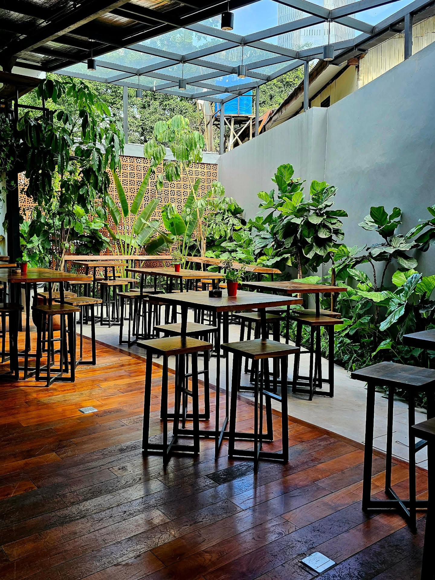 AC nggak nyala, kopi kayak air 🥵 Kok bisa tempat Nongkrong di SCBD ini viral banget? 5