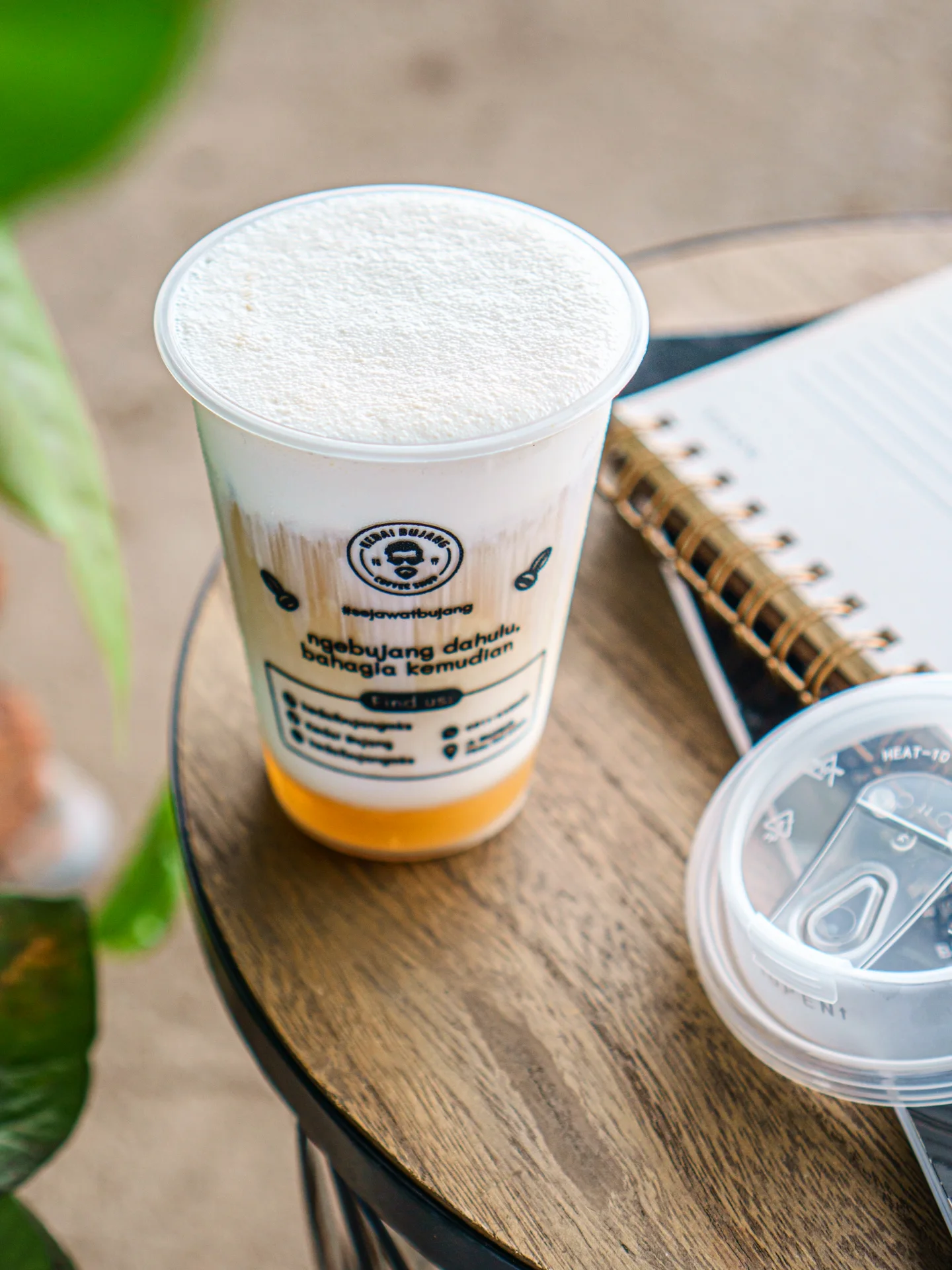 谁说望加锡没有夜生活?这家24小时咖啡馆的“烟火气”有点重 3