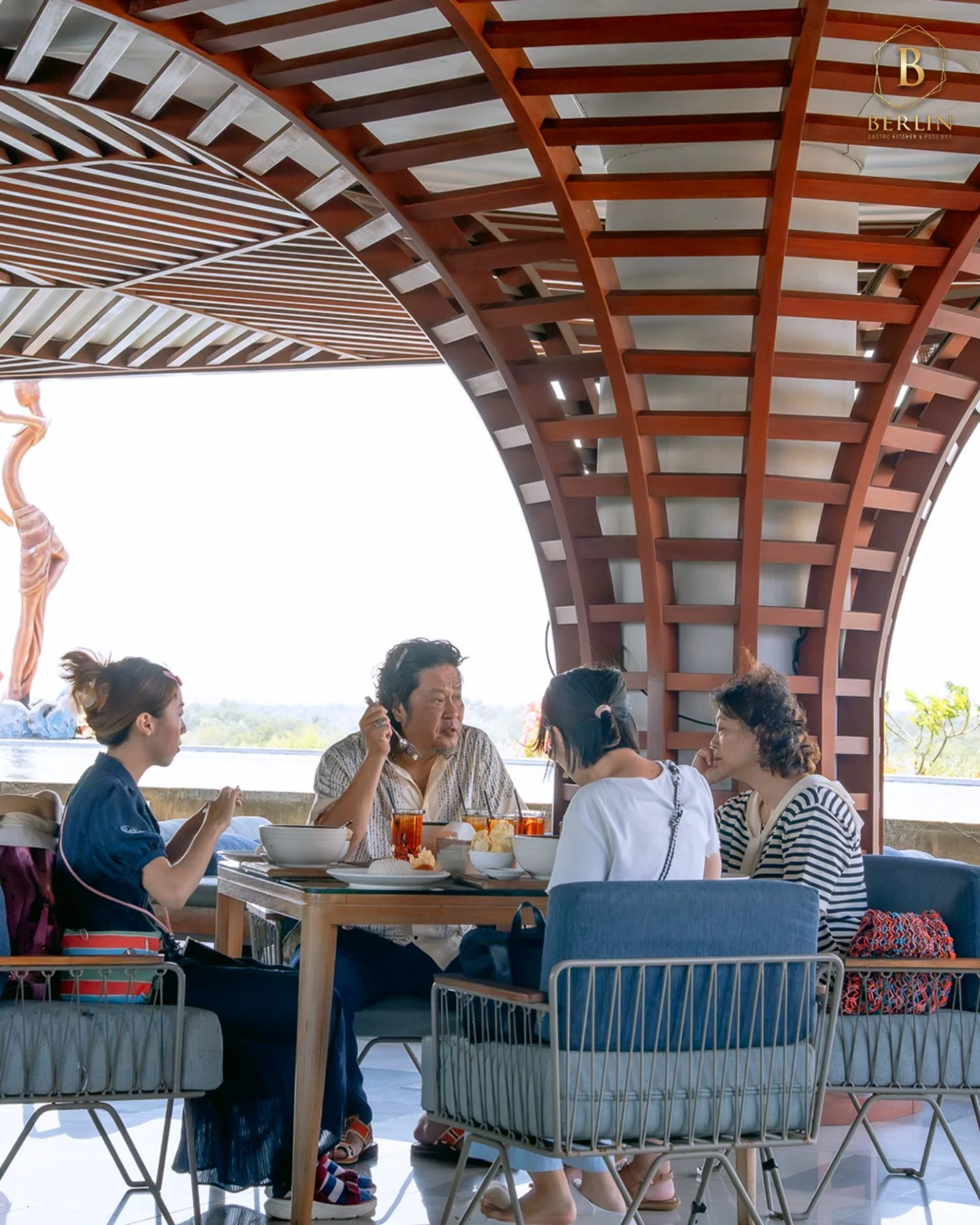 Red-eye flight sisters, I found the perfect layover spot next to Bali Airport! 3