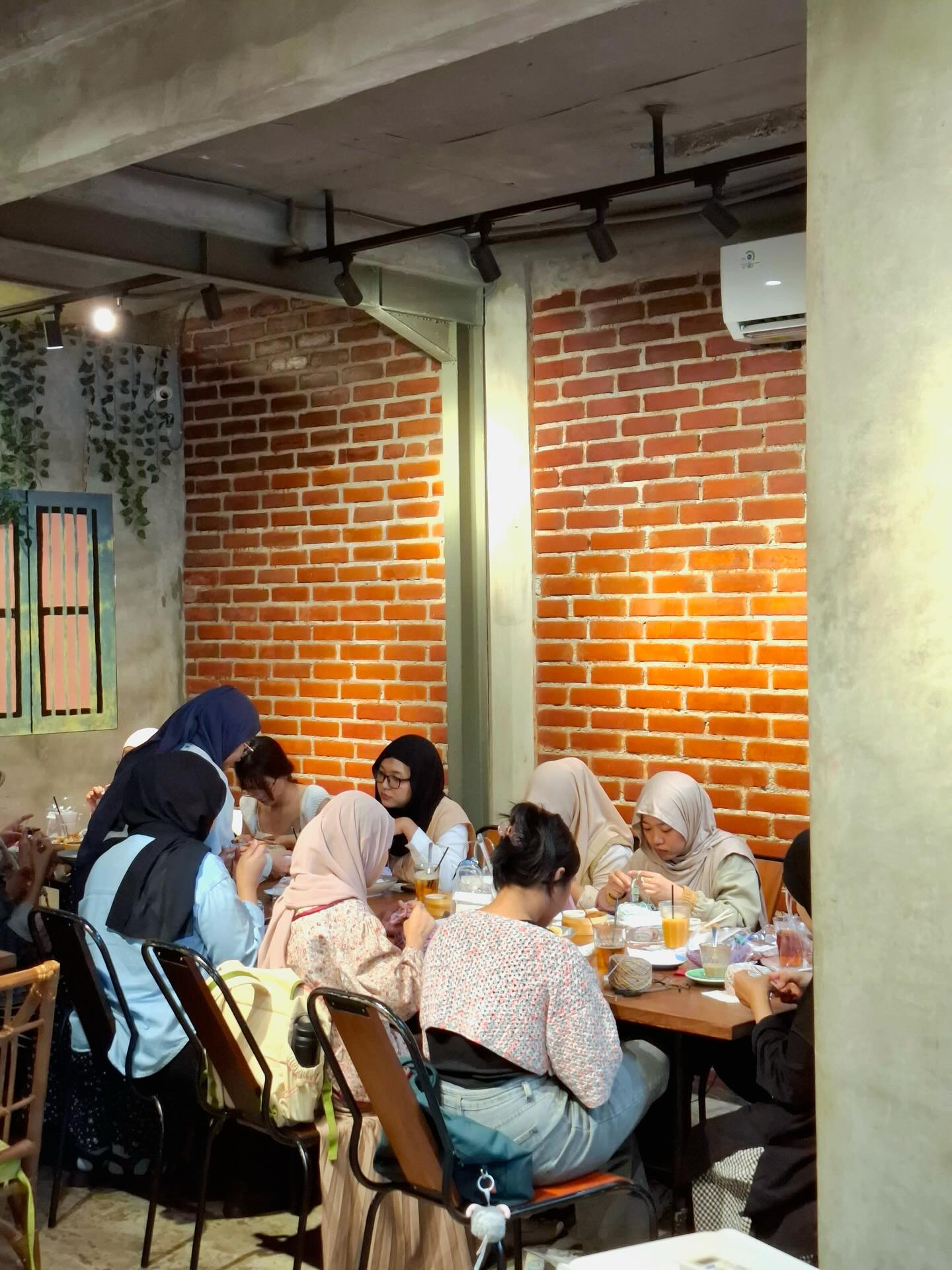 This 4.9-star Bintaro spot: The real deal or just "5-star reviews for a bun"?