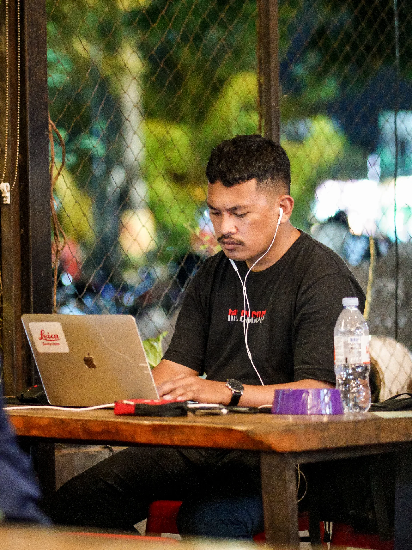 谁说望加锡没有夜生活?这家24小时咖啡馆的“烟火气”有点重 2