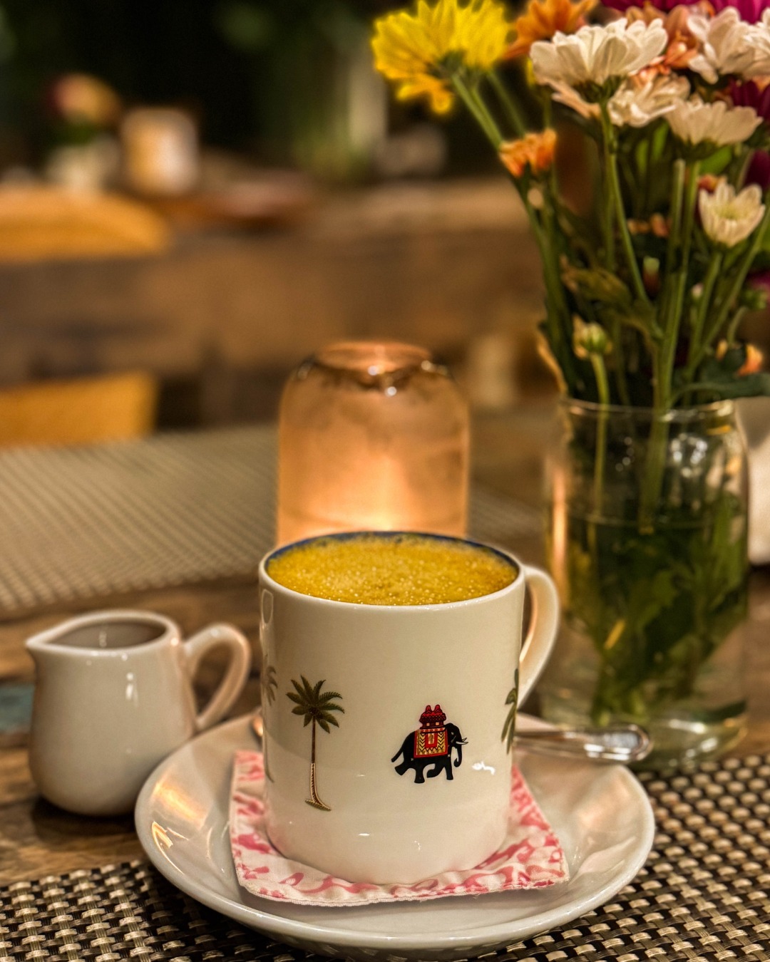 Jangan cuma tahu pantai dan sunset aja! Kafe teh antik seabad di Seminyak ini, ini lho kejutan mantapnya! 6