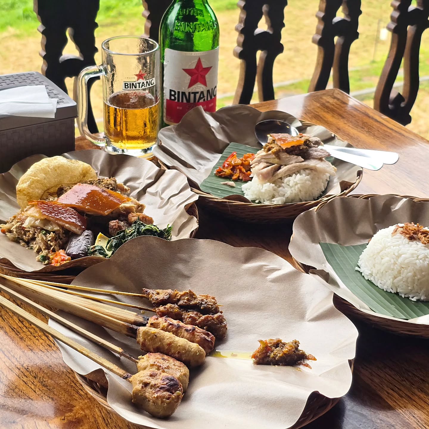 Gak nyampe 3 dollar/orang, aku di sawah Bali nyobain babi guling paling mantap!