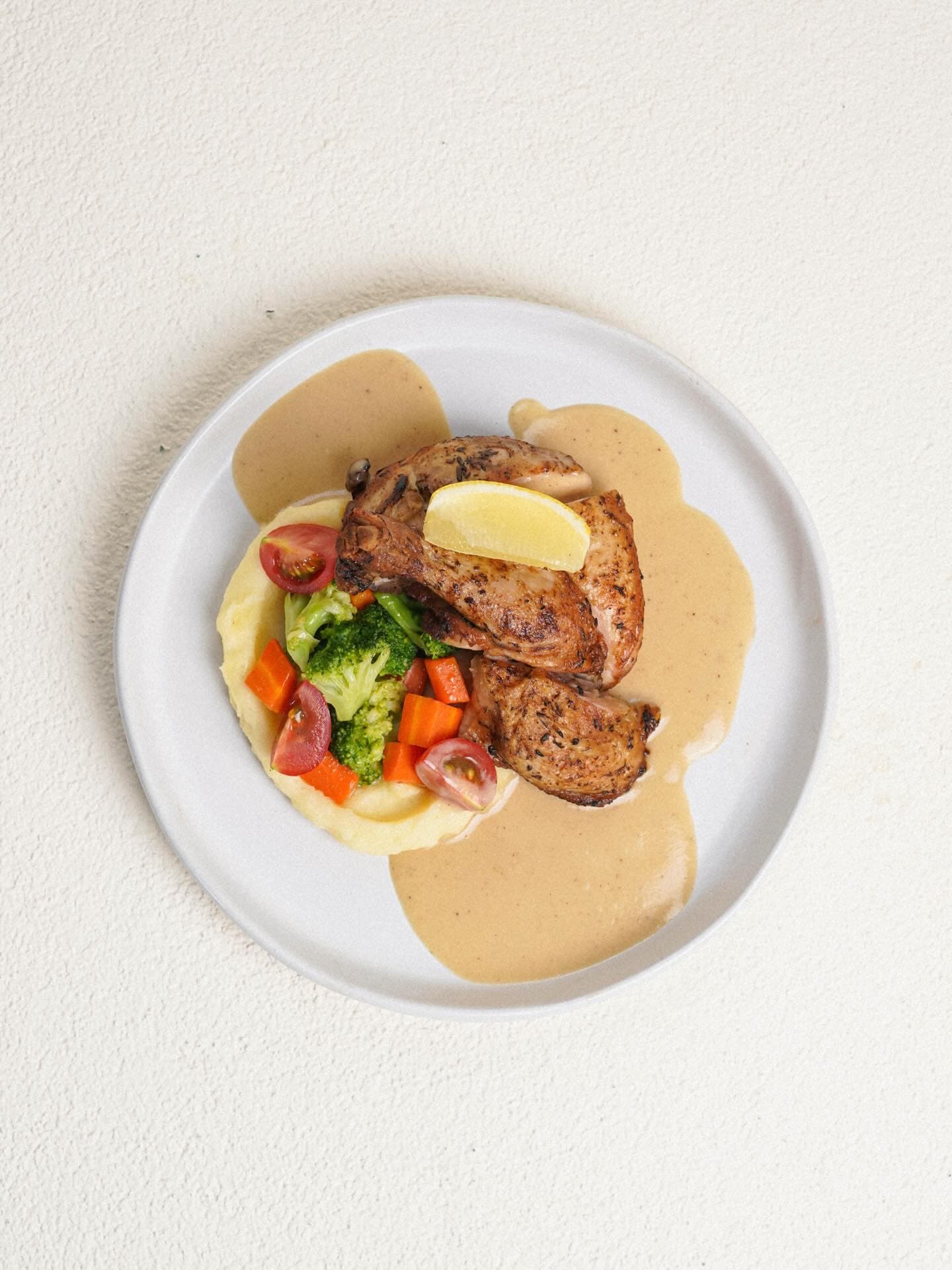 Anjay, tempat brunch di Jakarta ini makanannya berminyak parah, kok masih ada aja yang antri sih? 🤨 2