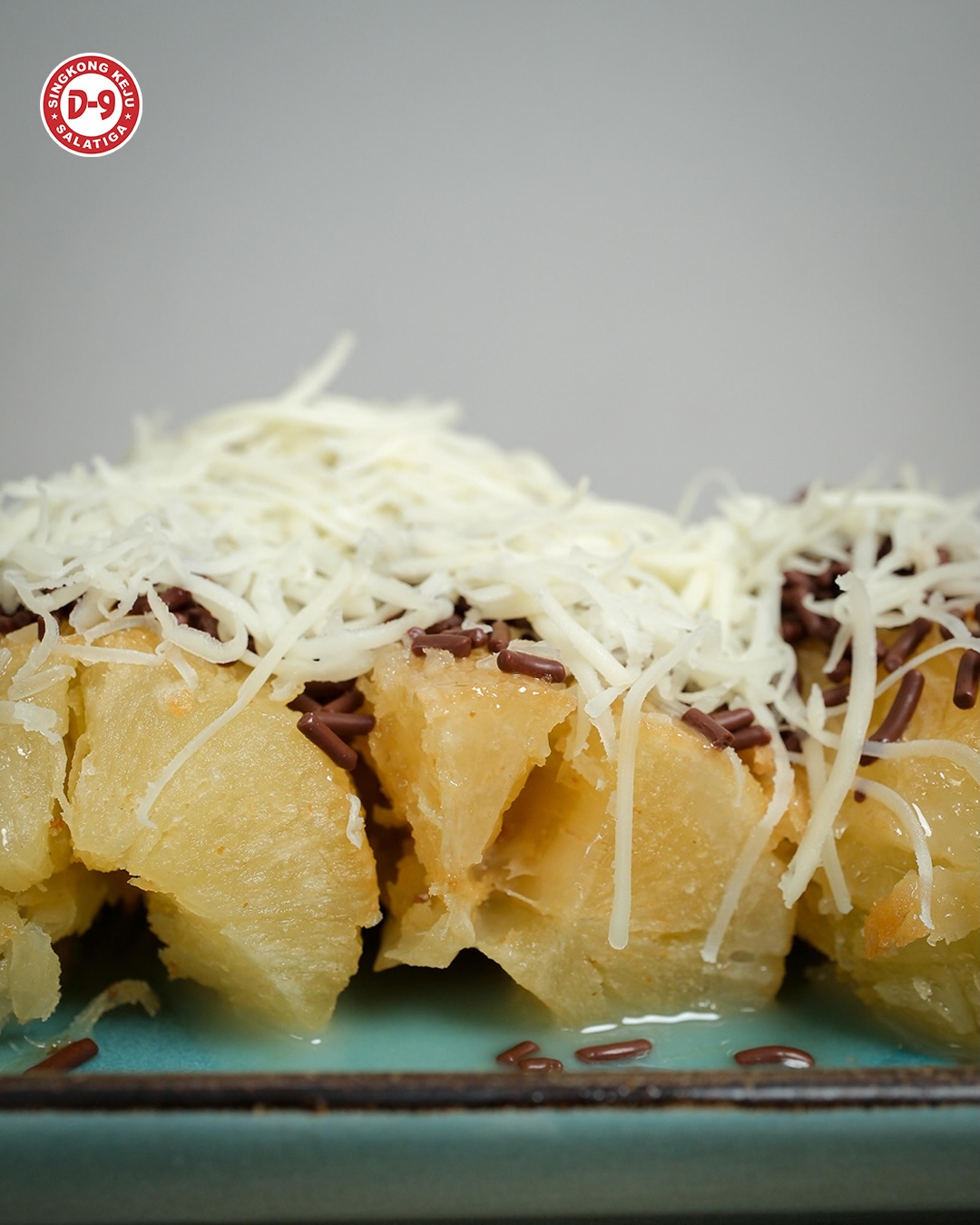 Central Java's Legendary Cassava Shop? This is it? A 2-hour queue & flies everywhere? 2