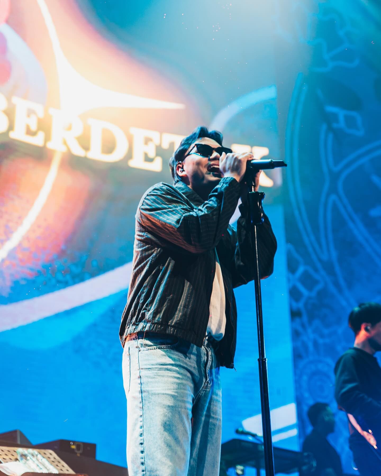 I paid 500k for a ticket in Jakarta, and the DJ played 'Barbie Girl'? 5