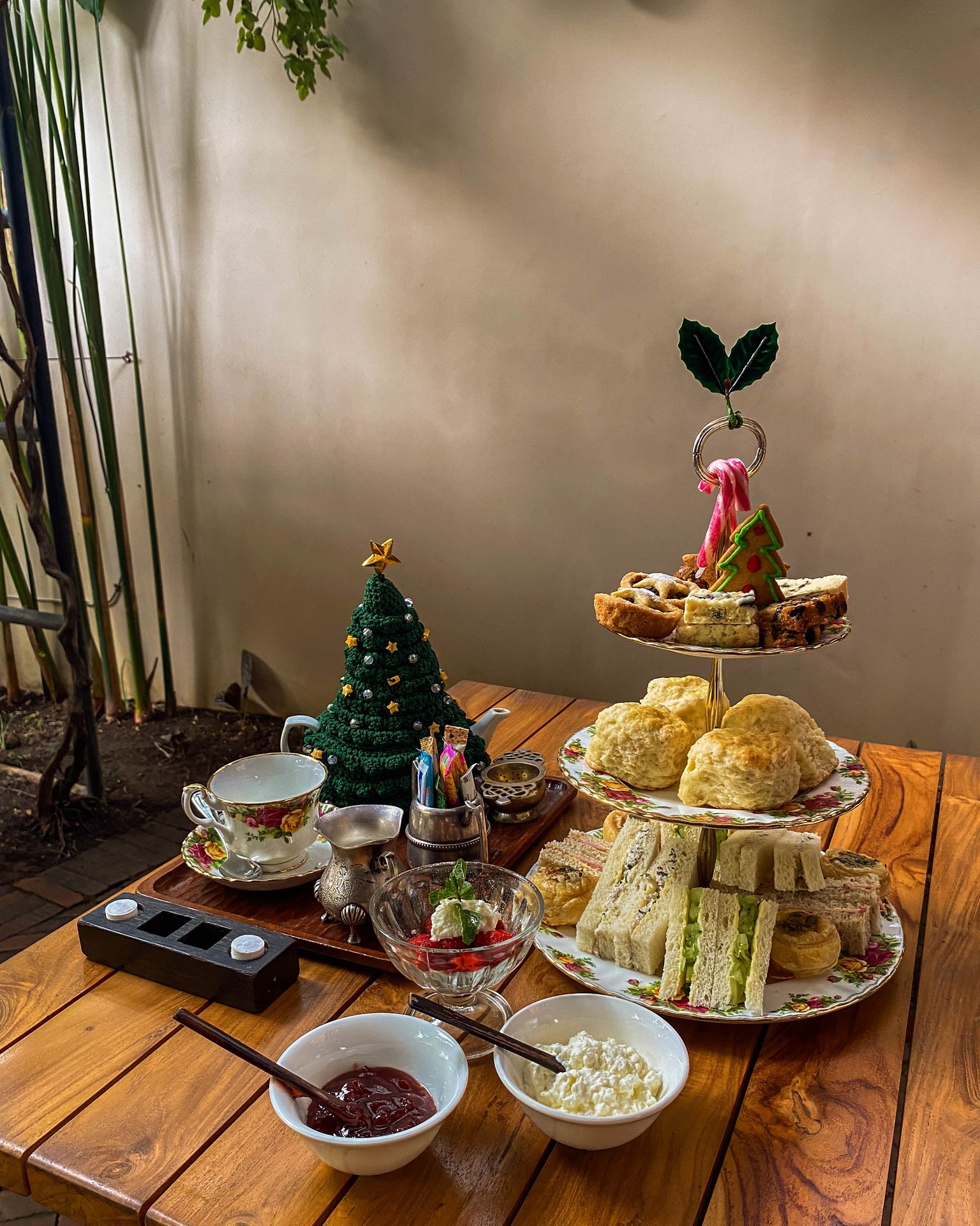 Jangan cuma tahu pantai dan sunset aja! Kafe teh antik seabad di Seminyak ini, ini lho kejutan mantapnya! 2