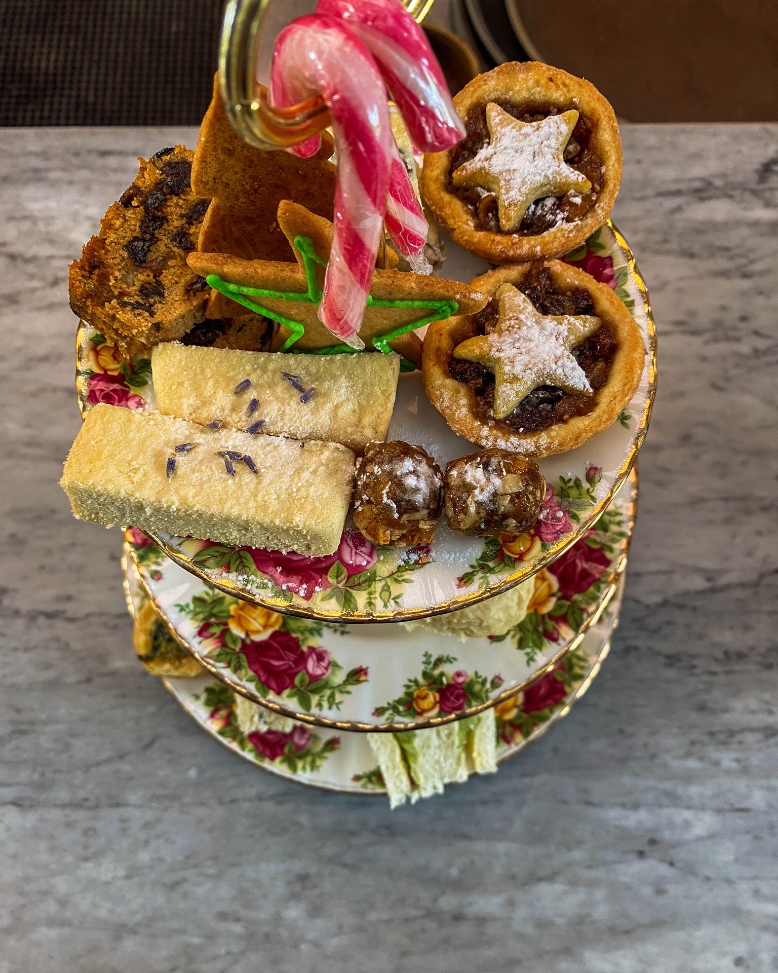 Jangan cuma tahu pantai dan sunset aja! Kafe teh antik seabad di Seminyak ini, ini lho kejutan mantapnya! 4