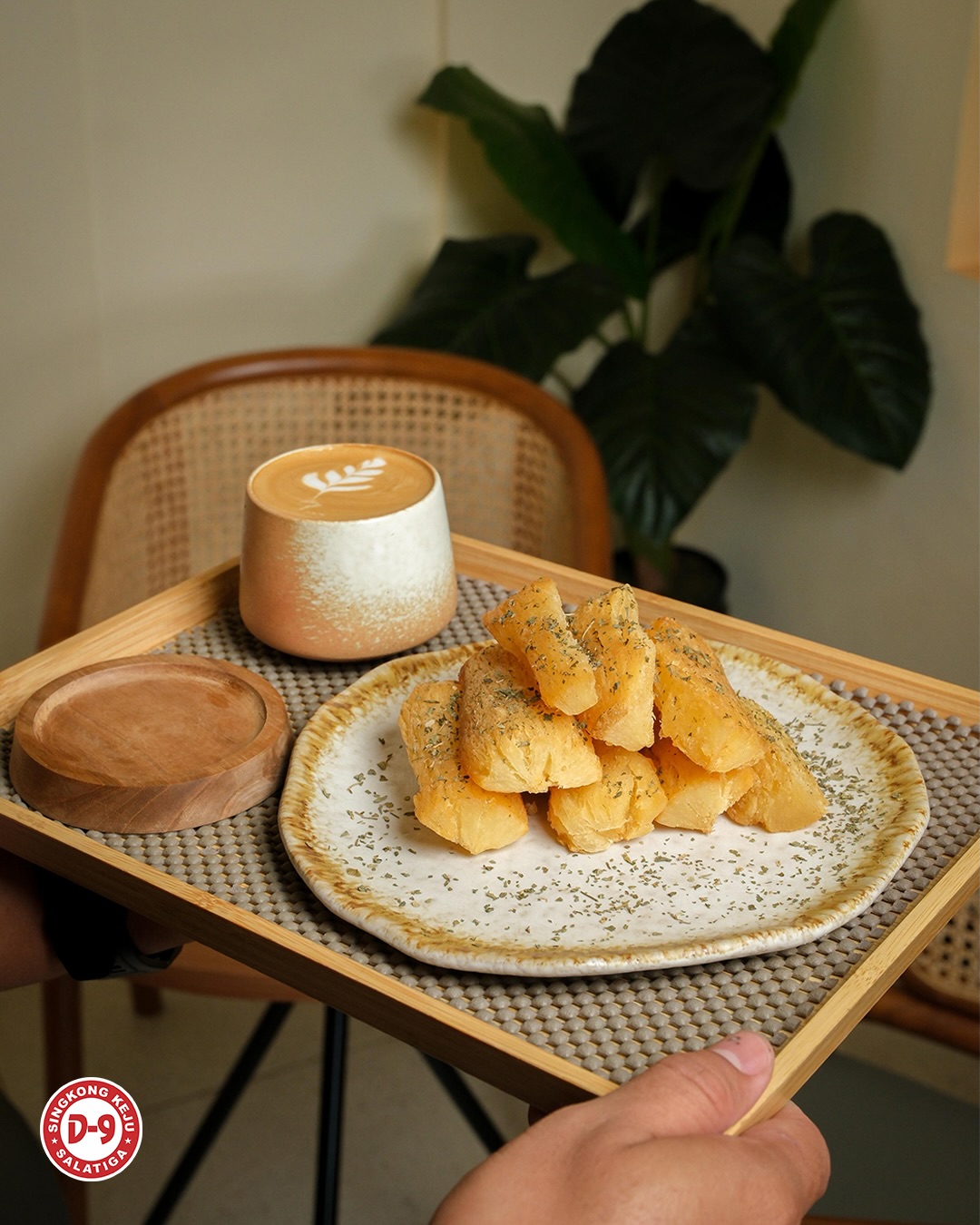Central Java's Legendary Cassava Shop? This is it? A 2-hour queue & flies everywhere? 7