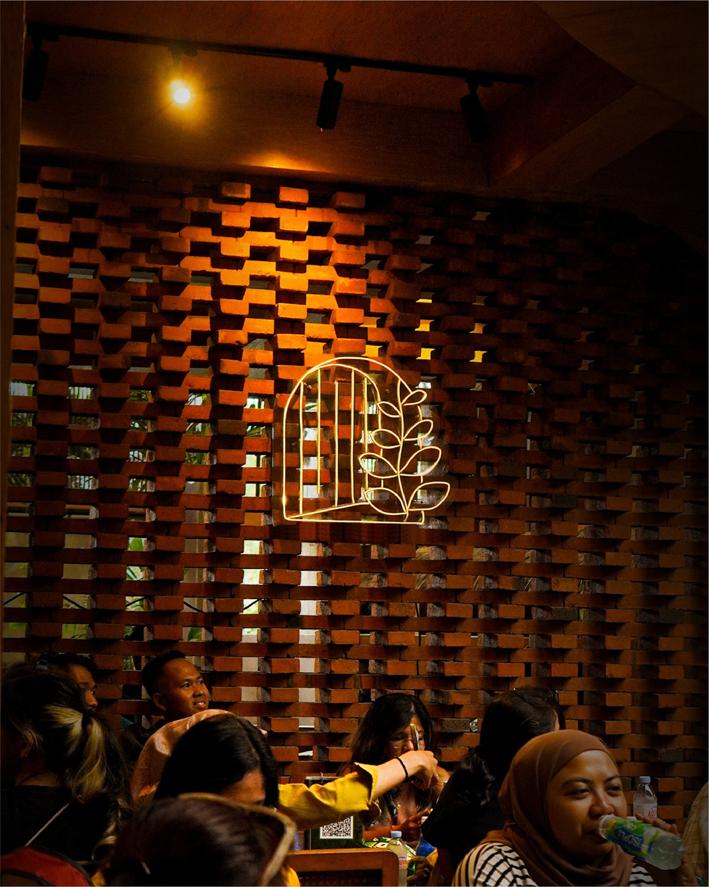 拍照党冲!三宝垄这家“室内花园”餐厅,除了热没别的毛病?