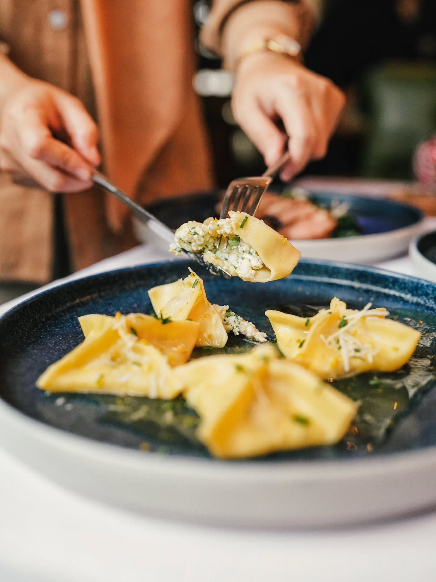 Chefnya asli Italia, tapi kok Carbonara-nya pake bawang bombay? Gue wakilin kalian ribut duluan 2