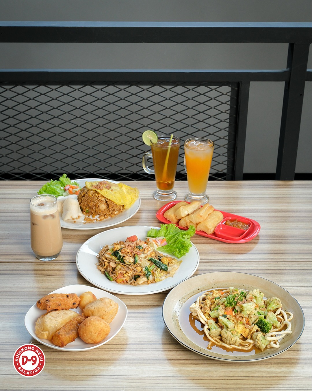 Central Java's Legendary Cassava Shop? This is it? A 2-hour queue & flies everywhere? 6