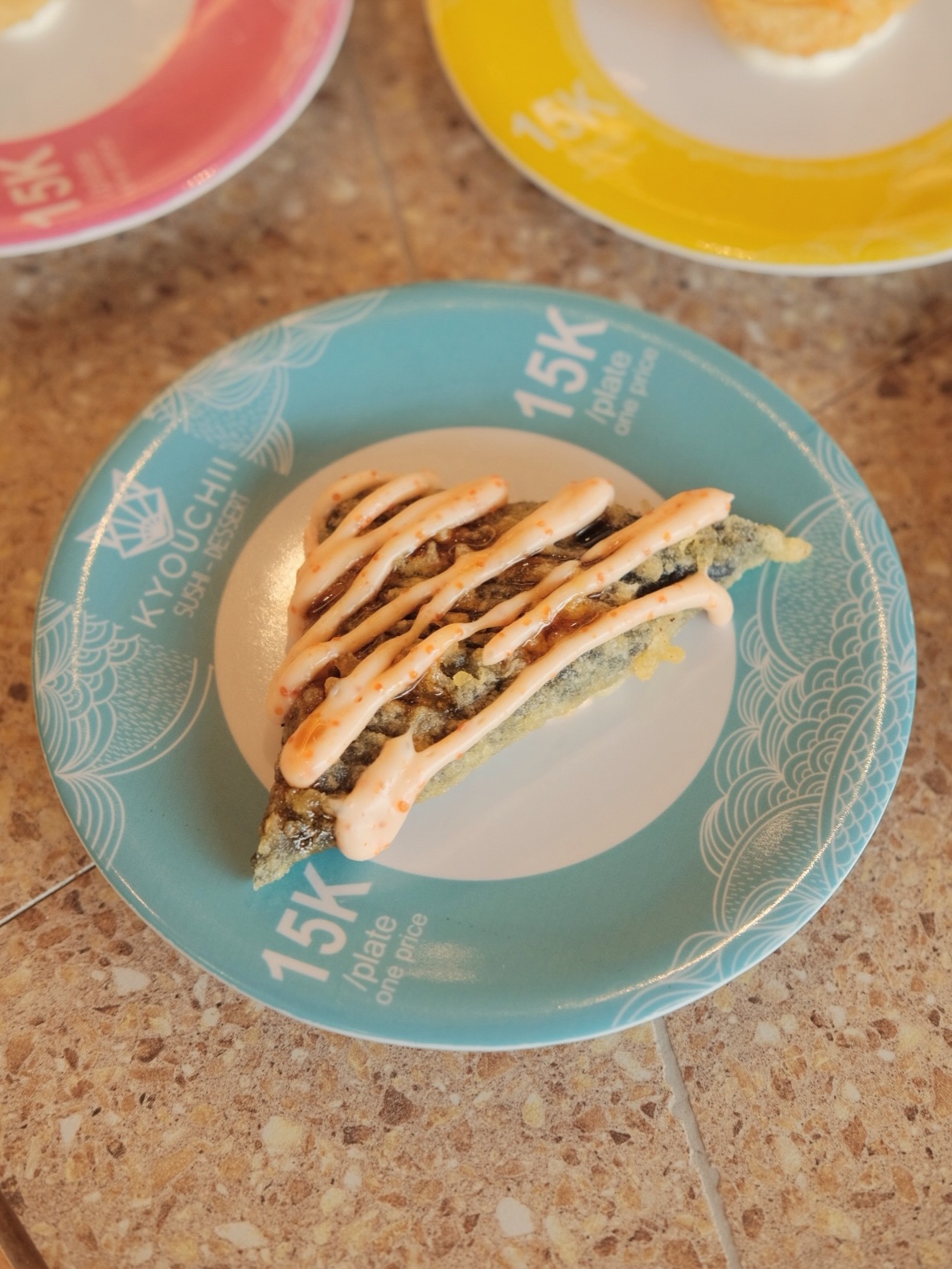 Sushi 15K di Makassar ini fotonya Mantap, tapi soal rasa... jujur-jujuran aja ya.