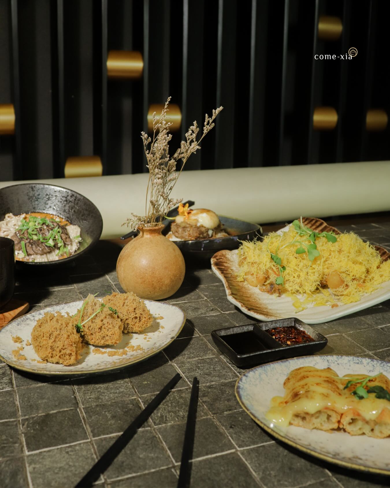 Tempat Nongkrong & ngedimsum yang emang buat geng foto-foto! Tapi buat para foodie, masuknya hati-hati ya... 3