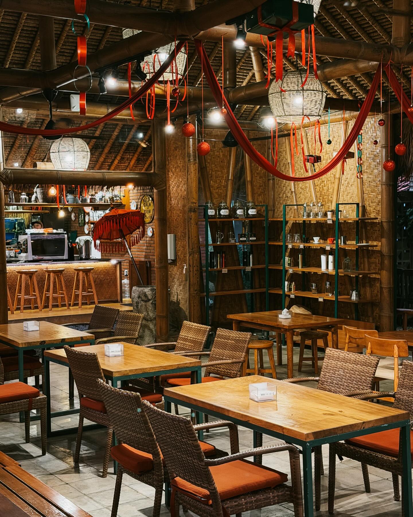 Parents with Kids in Bali, Lock Down This Overwater Restaurant! 3