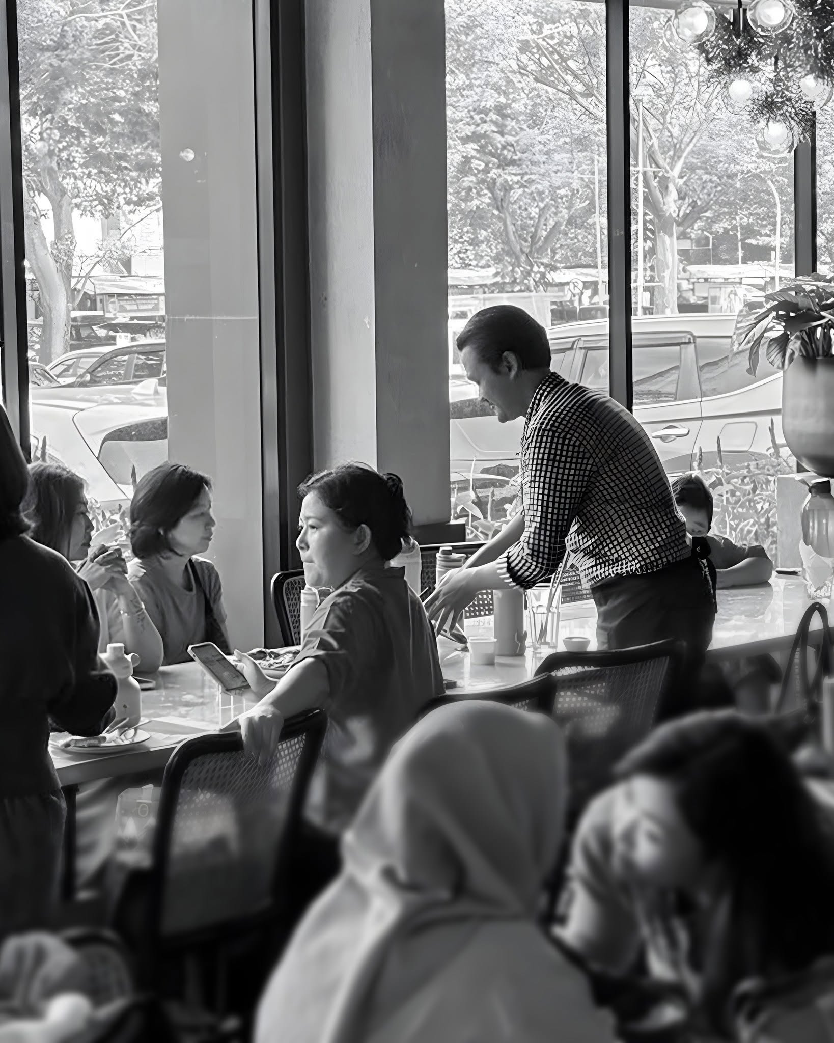 I found the bad reviews for a 4.9-star viral shop... in the trash can. 4