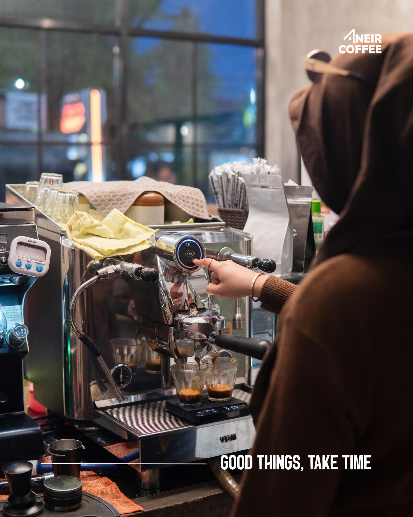 班贾尔马辛这家咖啡馆,怕热星人和烟味敏感者请直接划走!