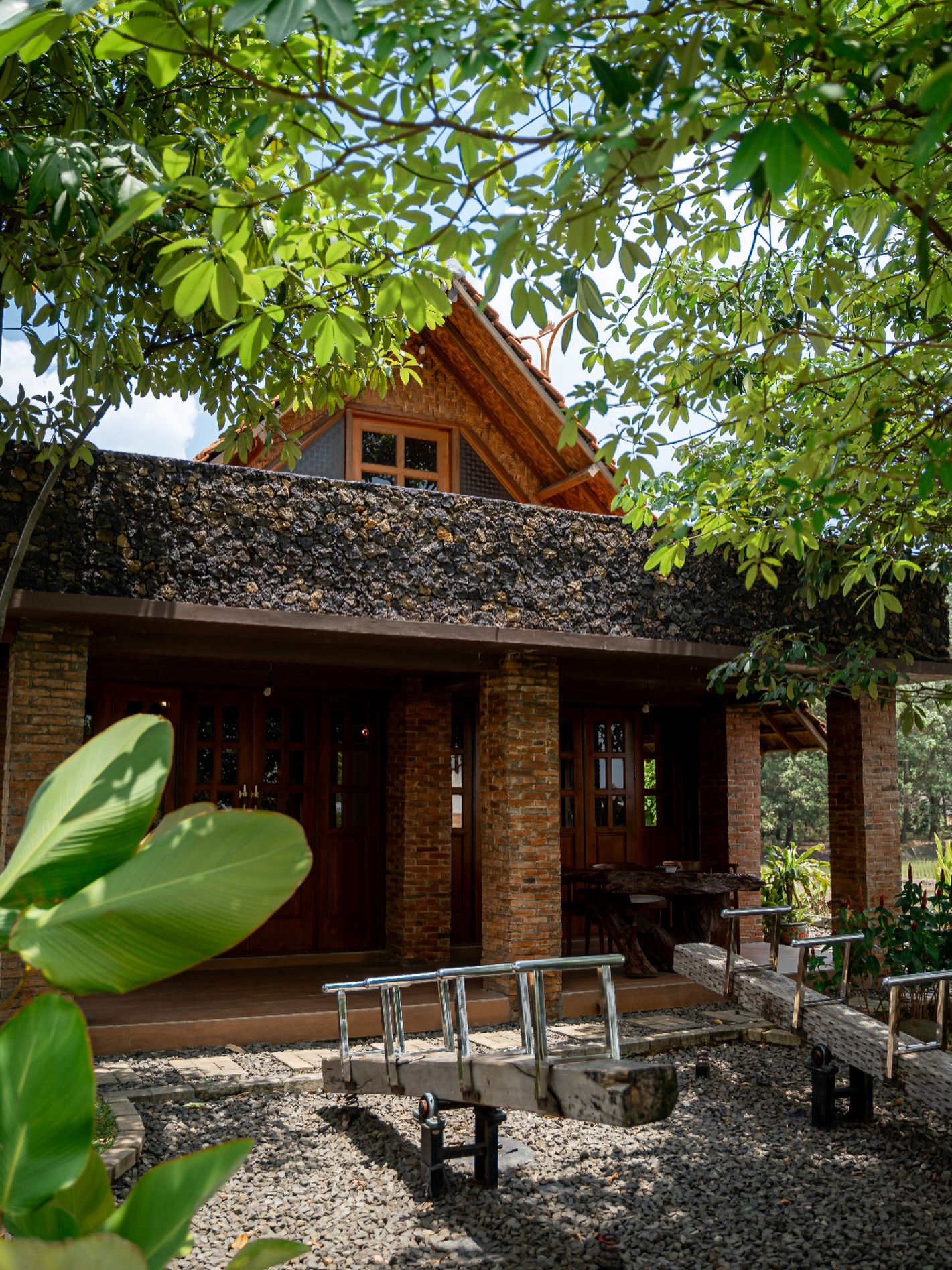 Tempat nongkrong di Lampung ini view-nya mantap abis, secakep wallpaper! Tapi jangan nekat dateng pas jam makan. 3