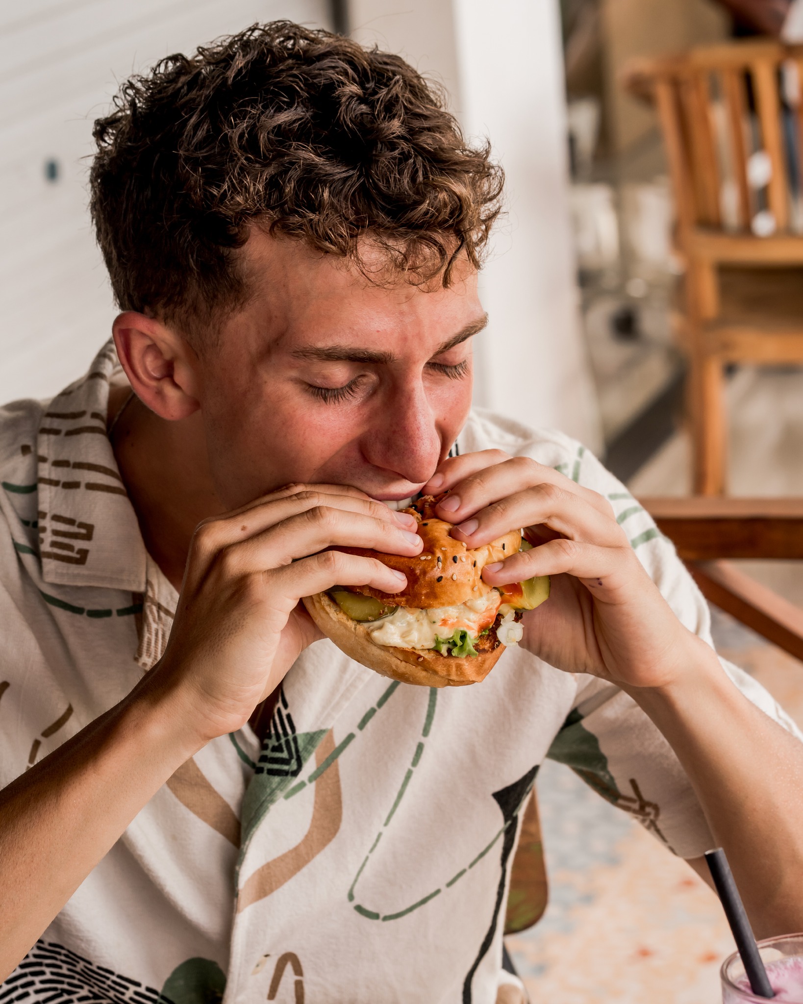 Kata siapa burger pinggir jalan gitu-gitu aja? Anjay! Di Makassar, bosnya lebih Mantap dari burgernya 5