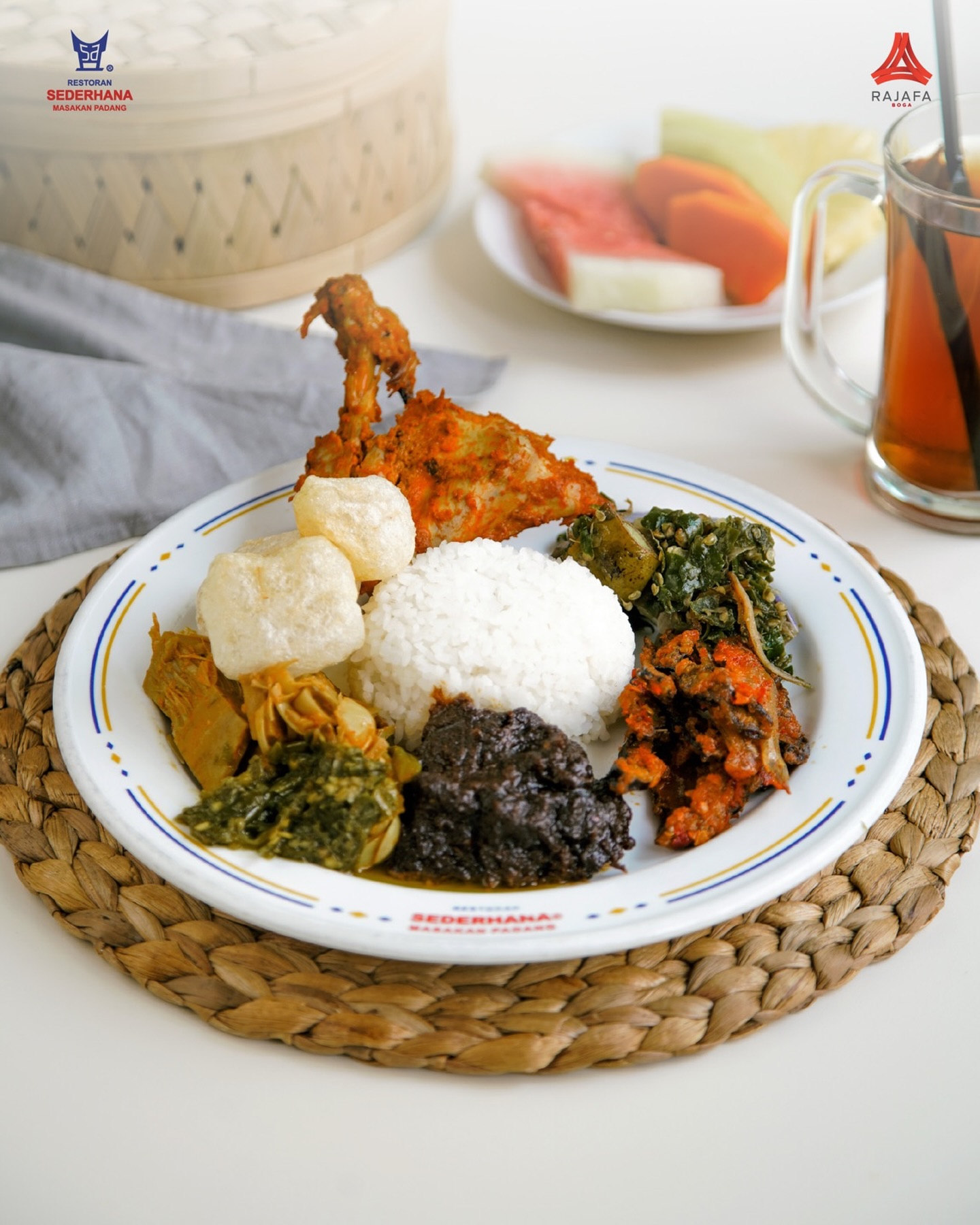 Anjay! Nasi Padang rating 4.6 Google, kok lantainya minyakan parah sampe bisa buat main ski es?