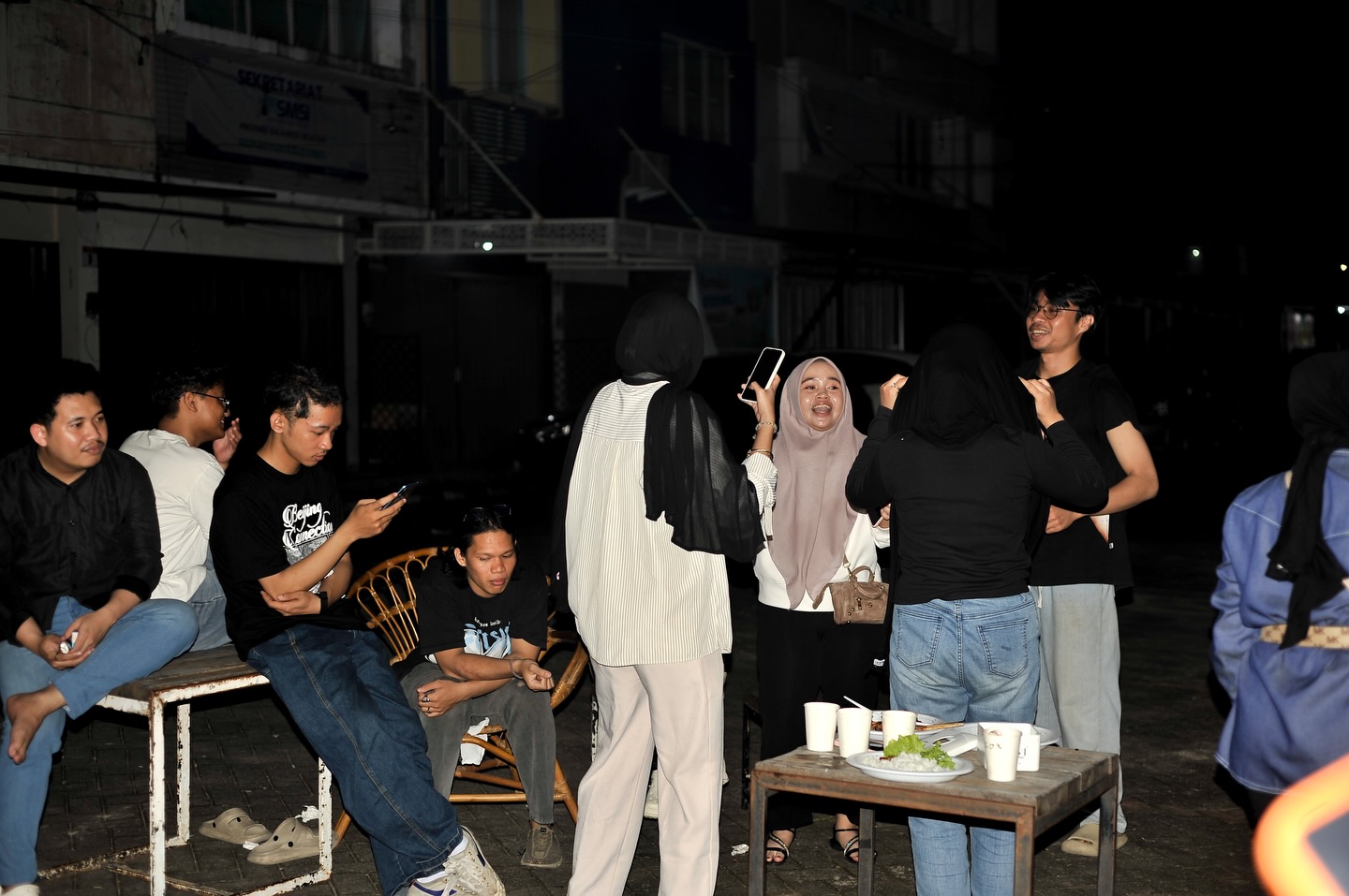 Anjay, gue nobatkan 'Gudang Karung Goni' di Makassar ini Dewa Kopi Lokal! Mantap abis buat Nongkrong & Chill 🤙☕ 3