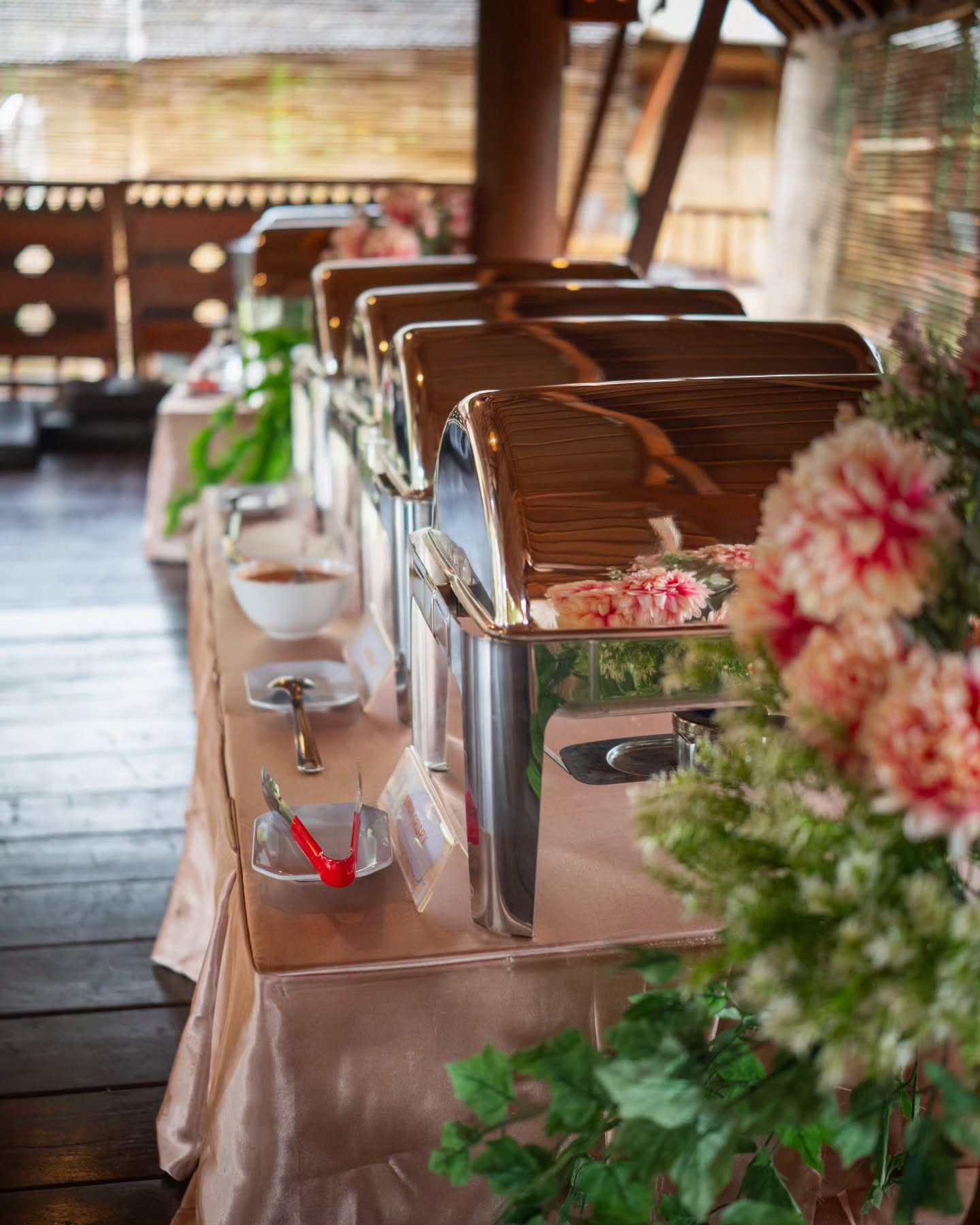 4.8 stars on Google? So what? My advice for this viral lakeside restaurant: have zero expectations for the service. 2