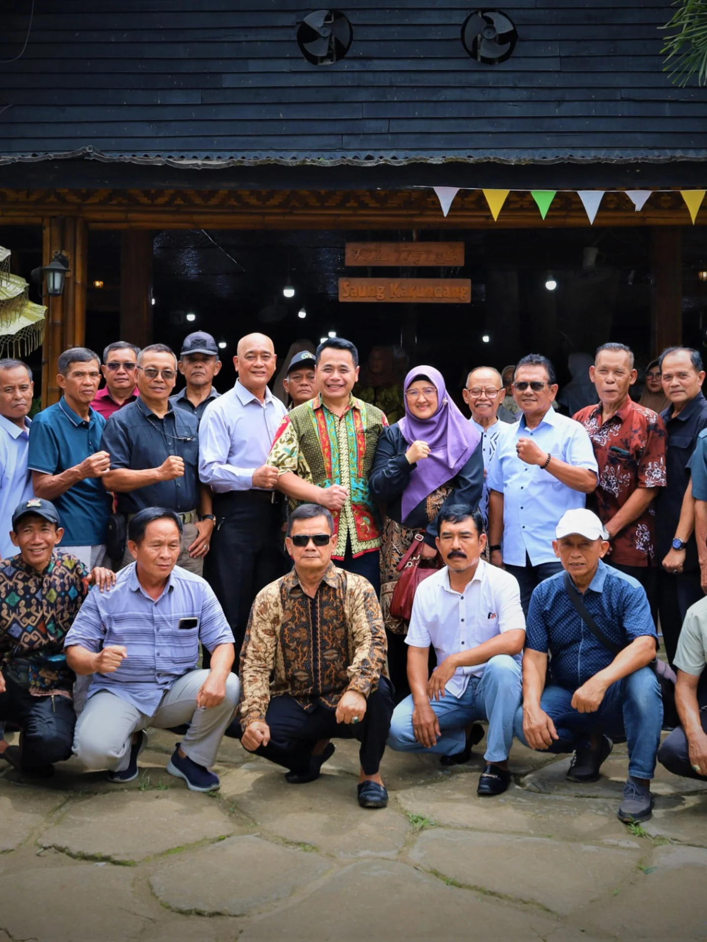 Kumpul keluarga enaknya di mana? Nongkrong di saung Cileng ini aja, per orang gak sampe 50k! Tapi weekend jangan dateng pas perut kosong ya 2