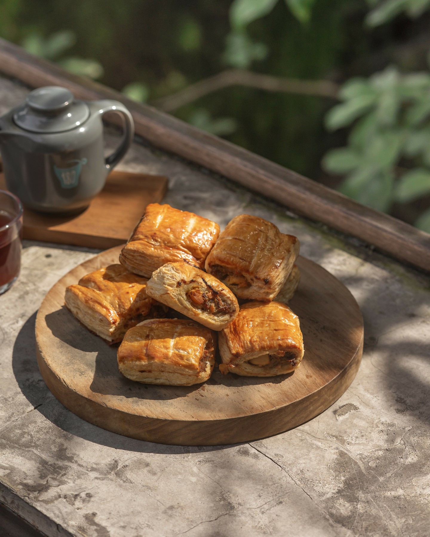 Ramainya kayak Malam Tahun Baru! Kedai legendaris di Bandung yang udah buka hampir 40 tahun ini, ada magic apa sih?