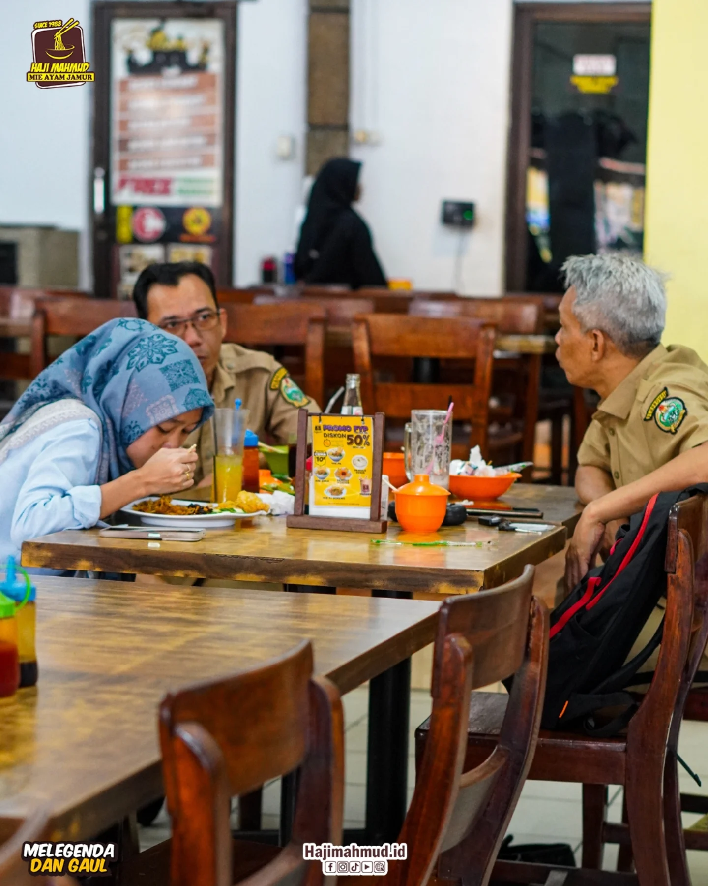 Who says old-school is boring? This Medan Bakmi spot plays harder than you 4